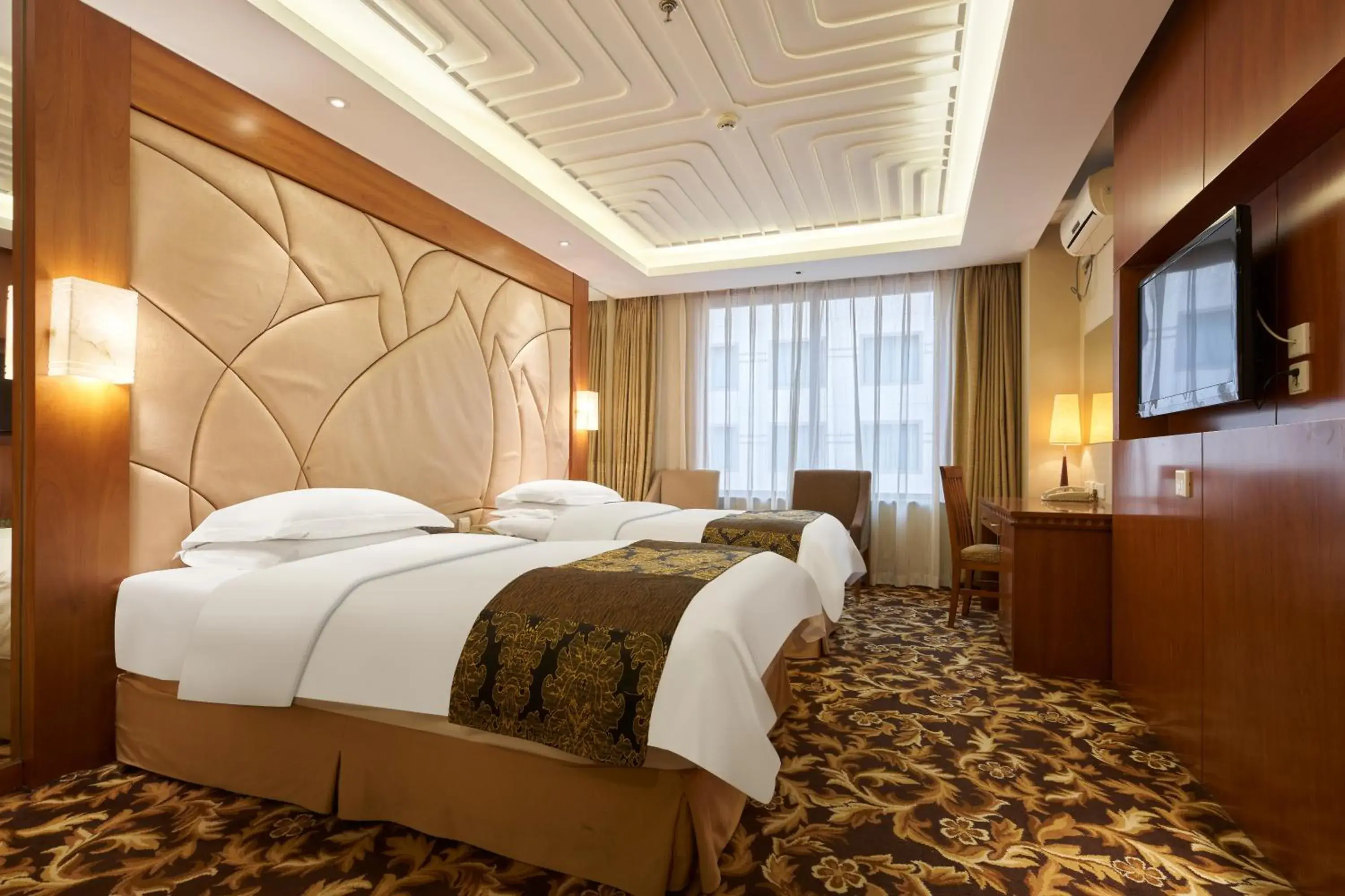 Bedroom, Bed in Howard Johnson Paragon Hotel Beijing