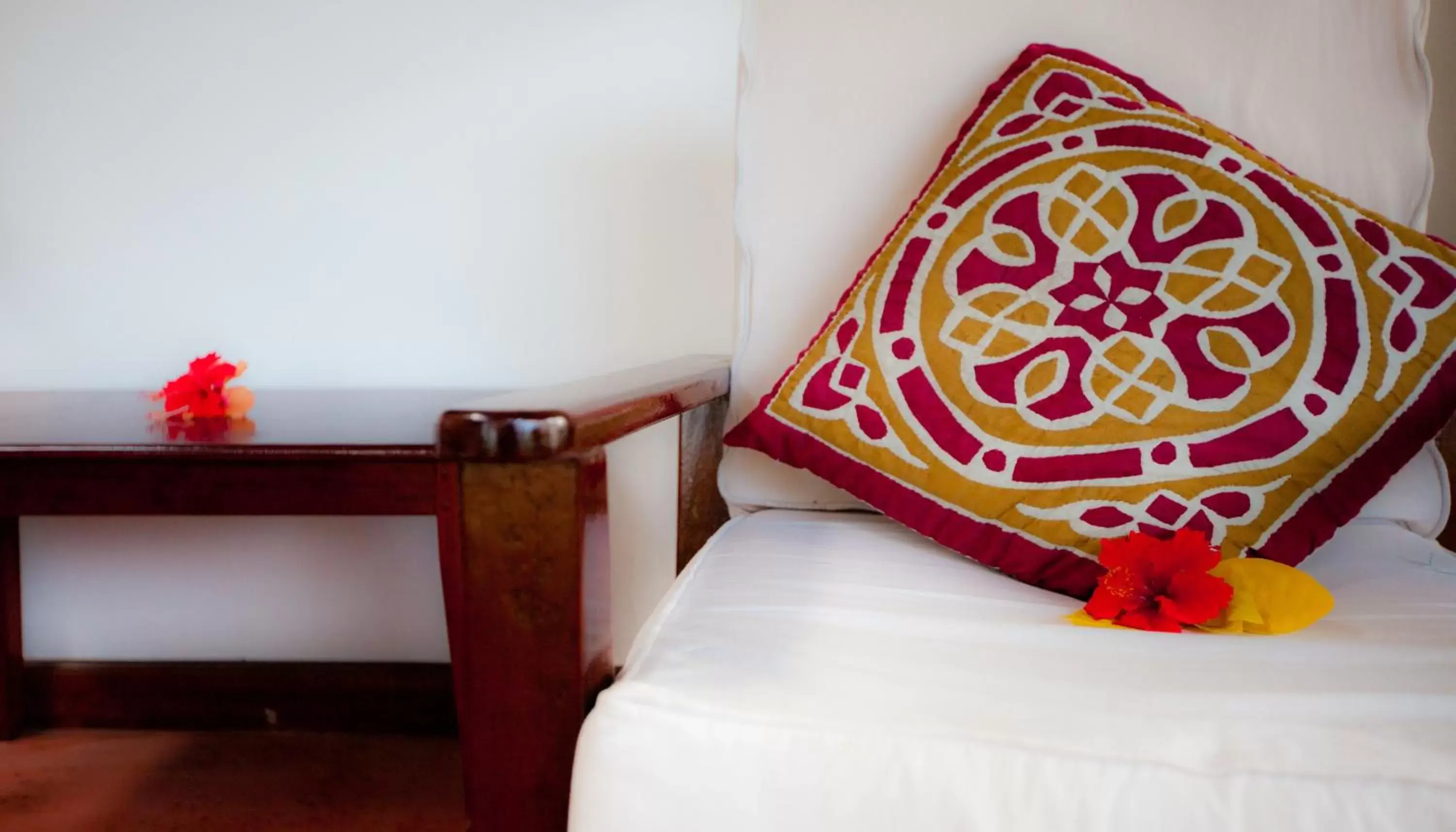 Seating area, Bed in Flame Tree Cottages