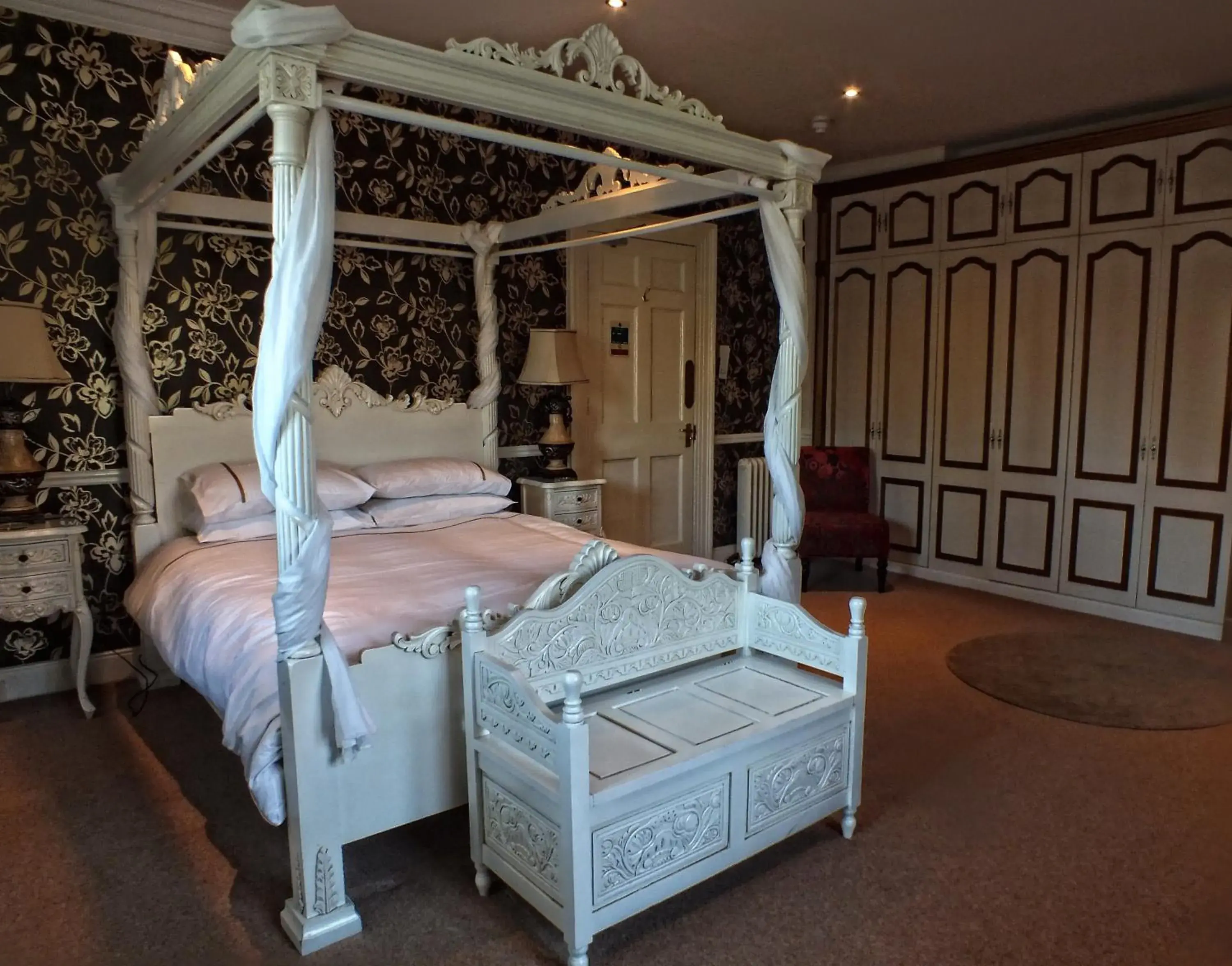 Bedroom, Bed in Hedgefield House