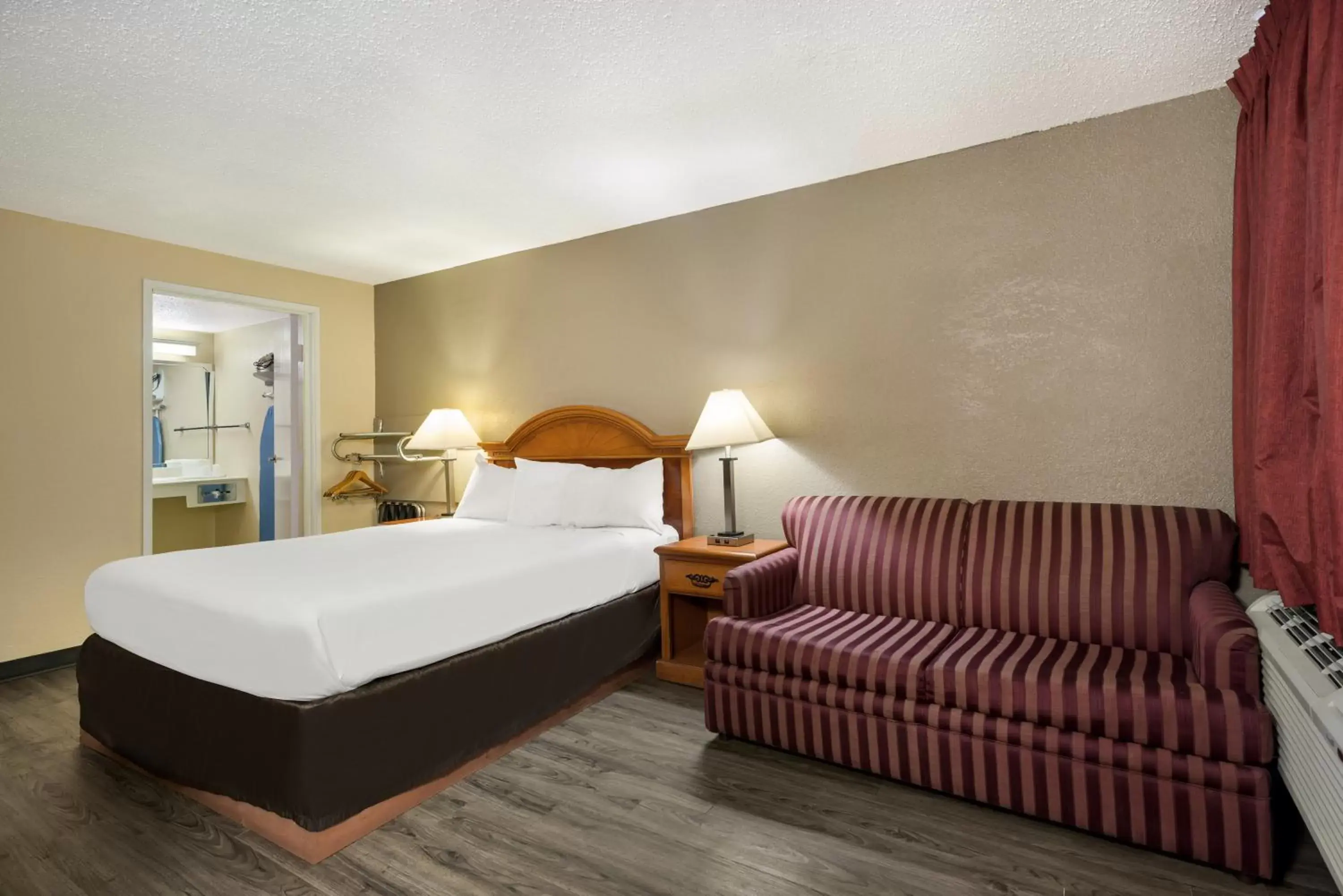 Bed in Knights Inn College Station Bed in Knights Inn College Station