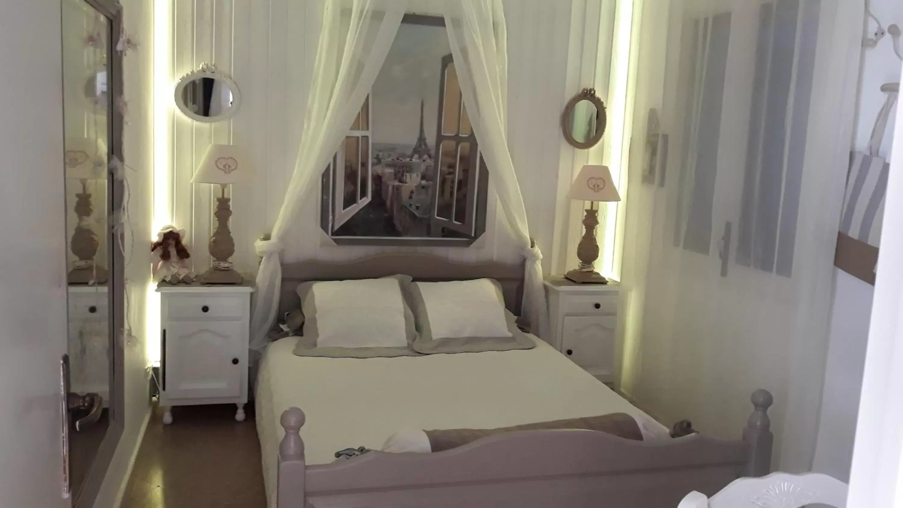 Bed in CHAMBRES D'HÔTES CHEZ CATHERINE A REUS chambre de Paris