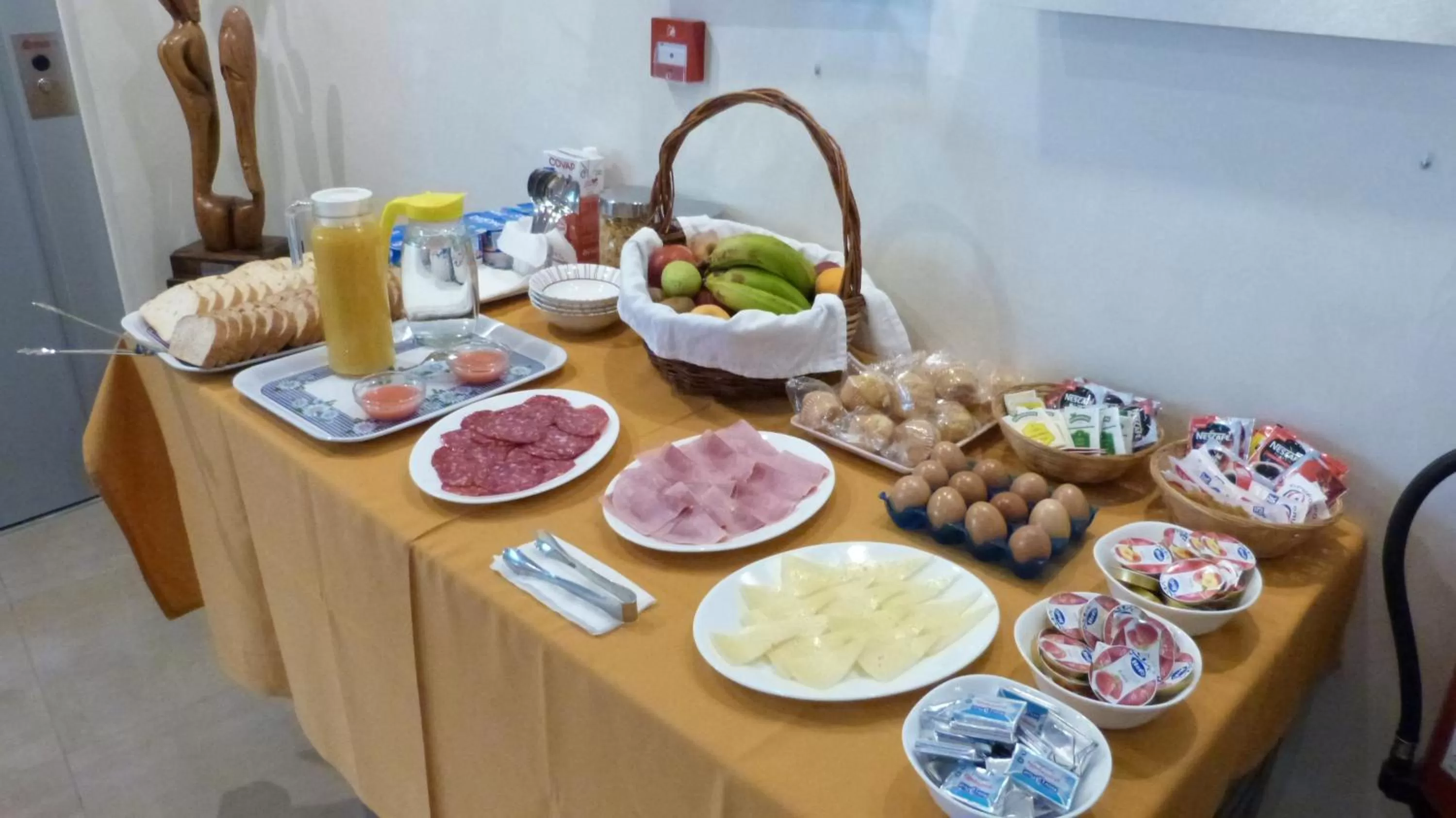 Continental breakfast in Casa Baños de la Villa