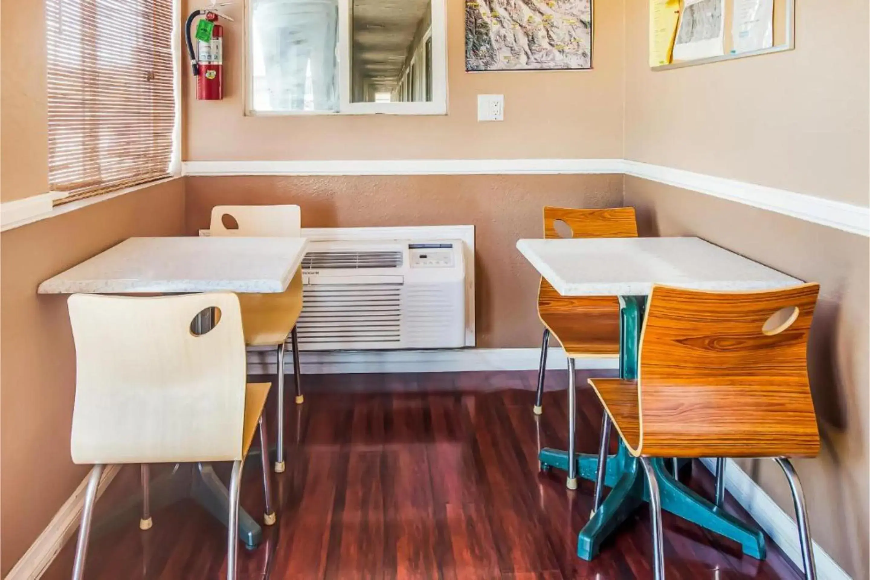 Seating area, Restaurant/Places to Eat in Hotel Europa Ridgecrest CA - W Upjohn Ave