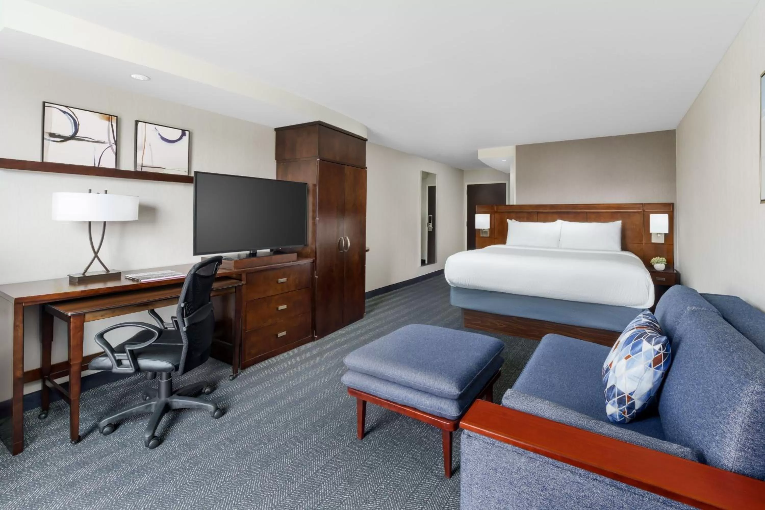 Photo of the whole room, Bed in Courtyard Keene Downtown