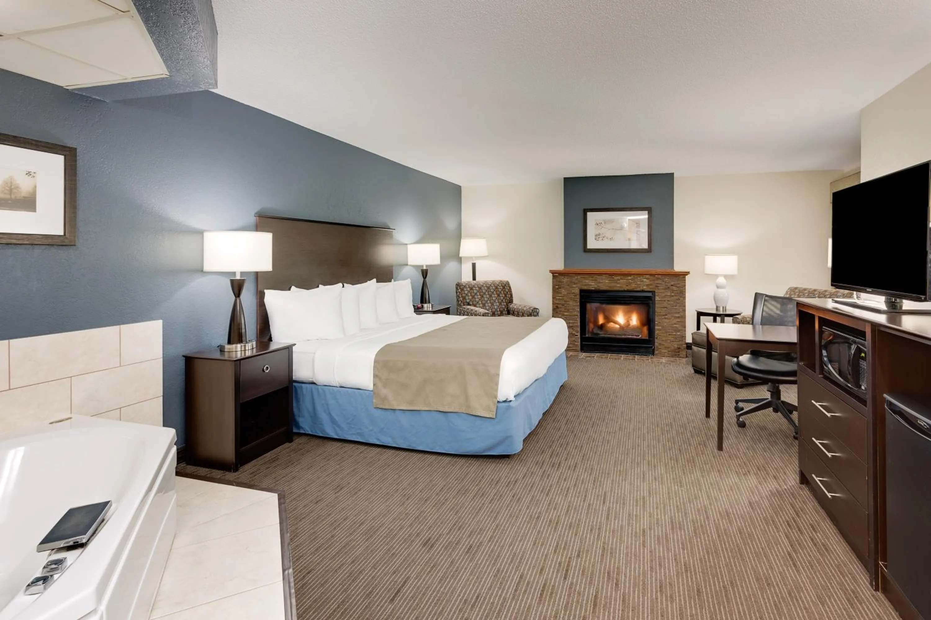 Photo of the whole room, Bed in Baymont by Wyndham Owatonna