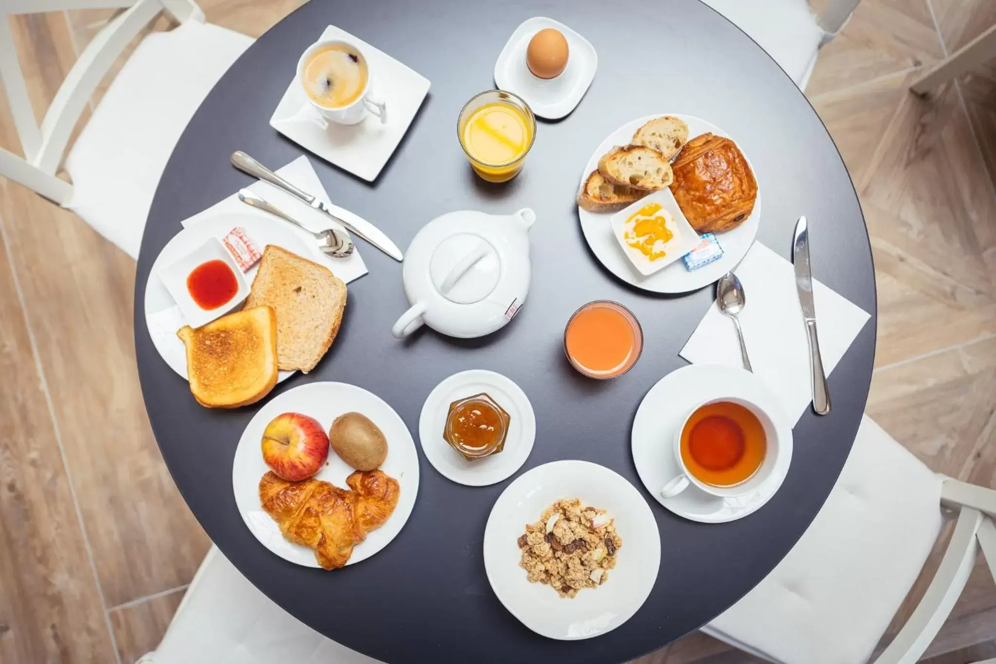 Continental breakfast, Breakfast in The Originals Boutique, Hôtel Le Londres, Saumur (Qualys-Hotel)