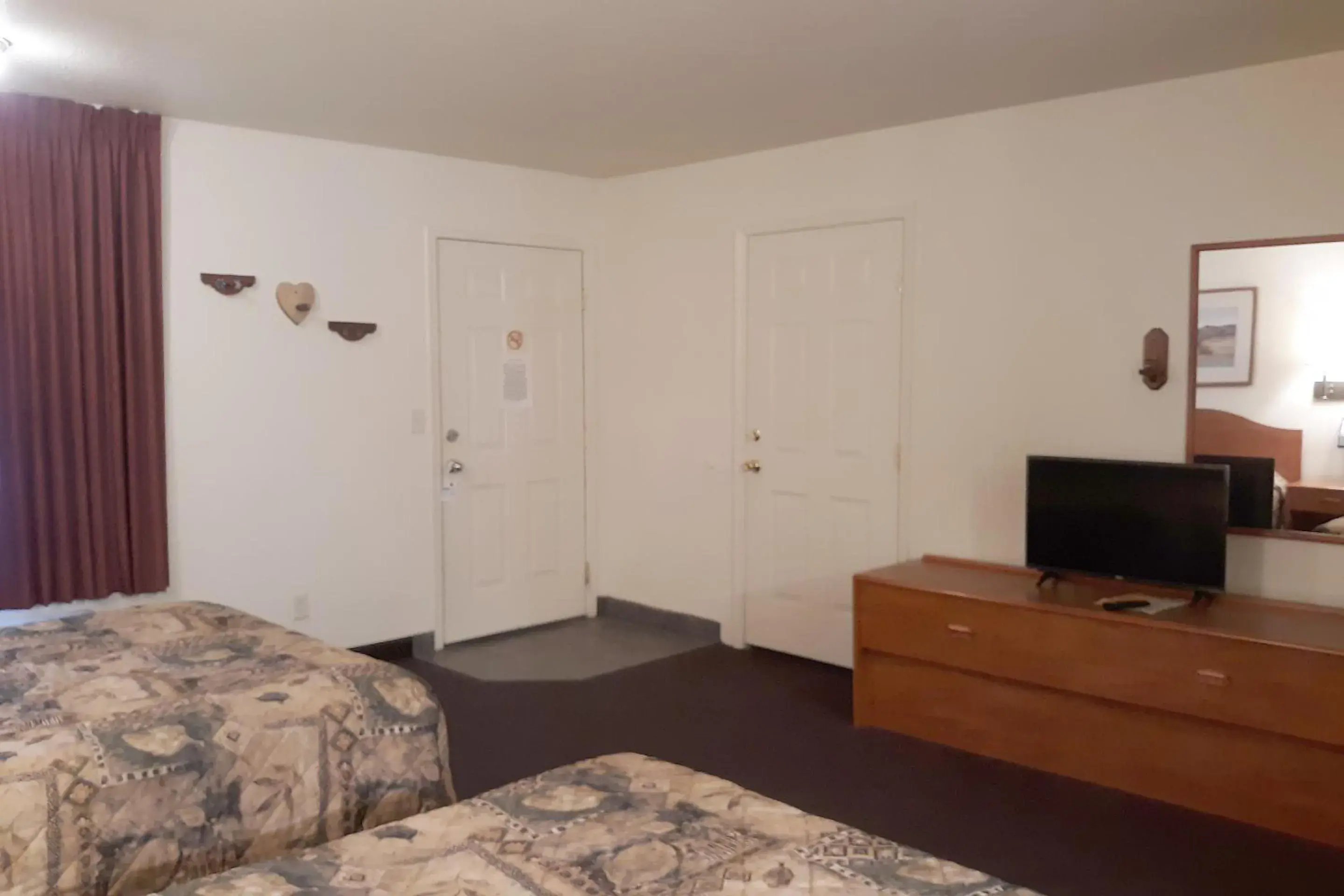 Bedroom, TV/Entertainment Center in OYO Hotel Tombstone