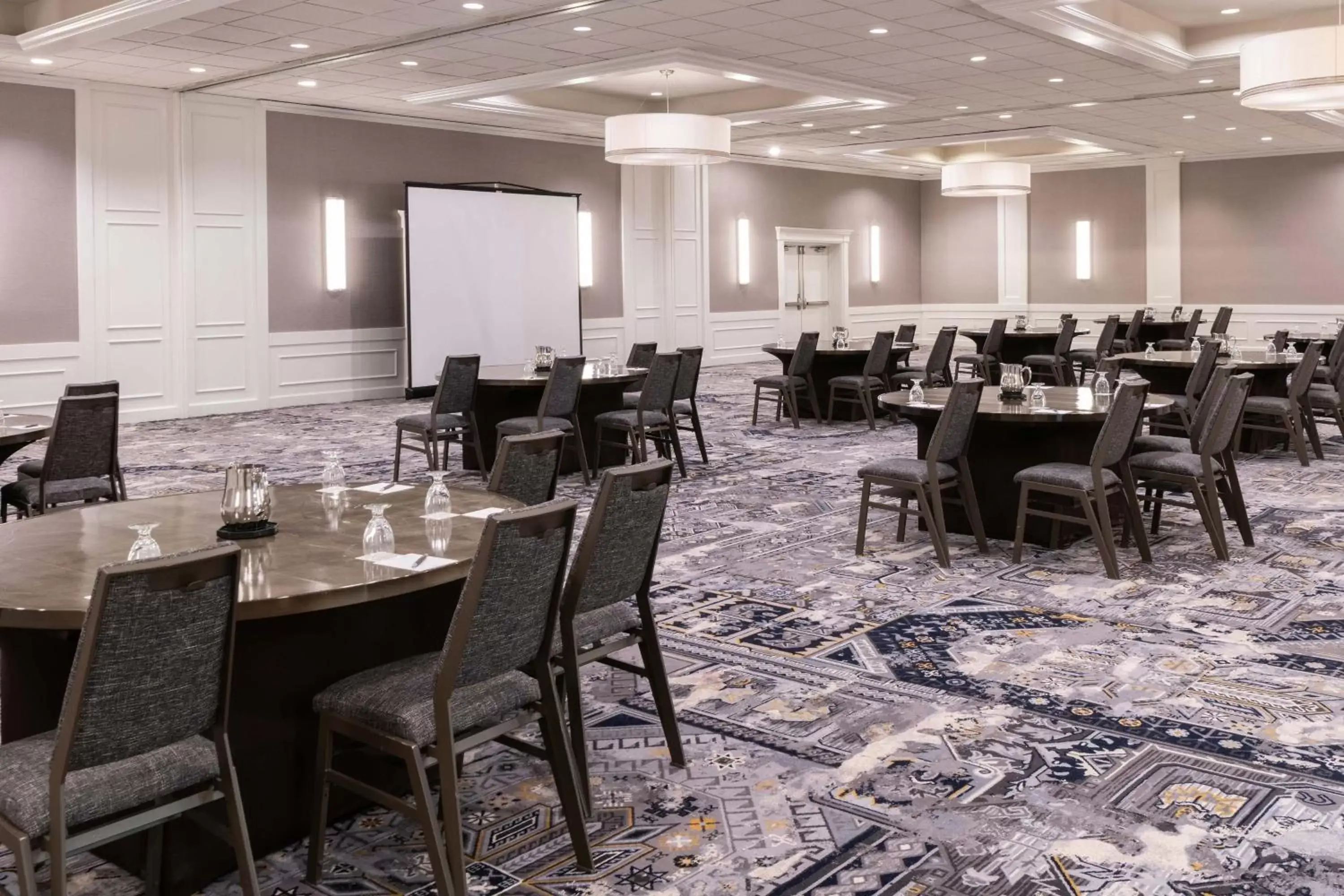 Meeting/conference room, Restaurant/Places to Eat in Sheraton Ann Arbor Hotel