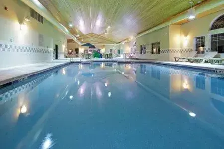 Swimming Pool in Country Inn & Suites by Radisson, Green Bay East, WI