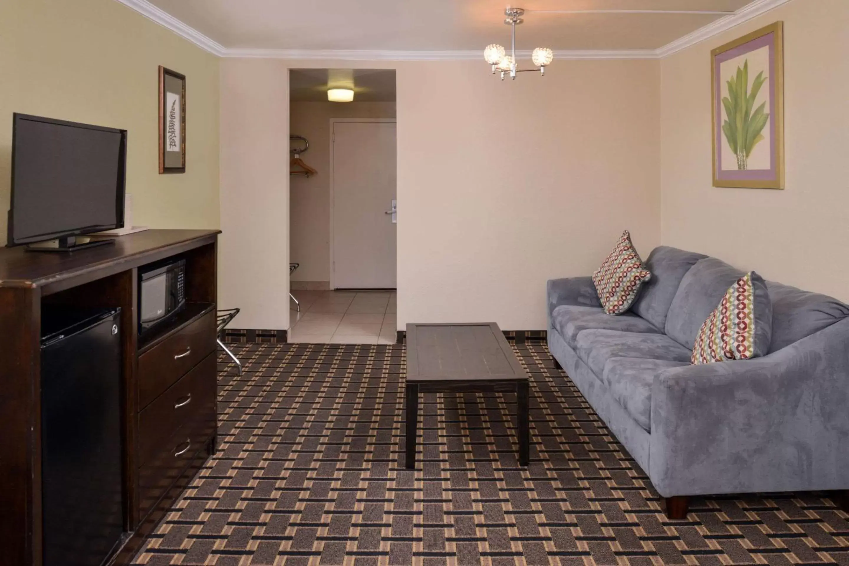Photo of the whole room, Seating Area in Quality Inn & Suites Montebello - Los Angeles