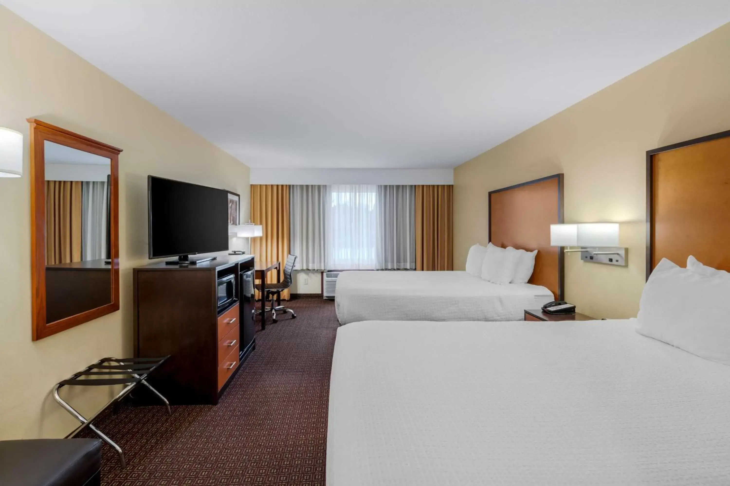 Bedroom, TV/Entertainment Center in Best Western Cascade Inn & Suites