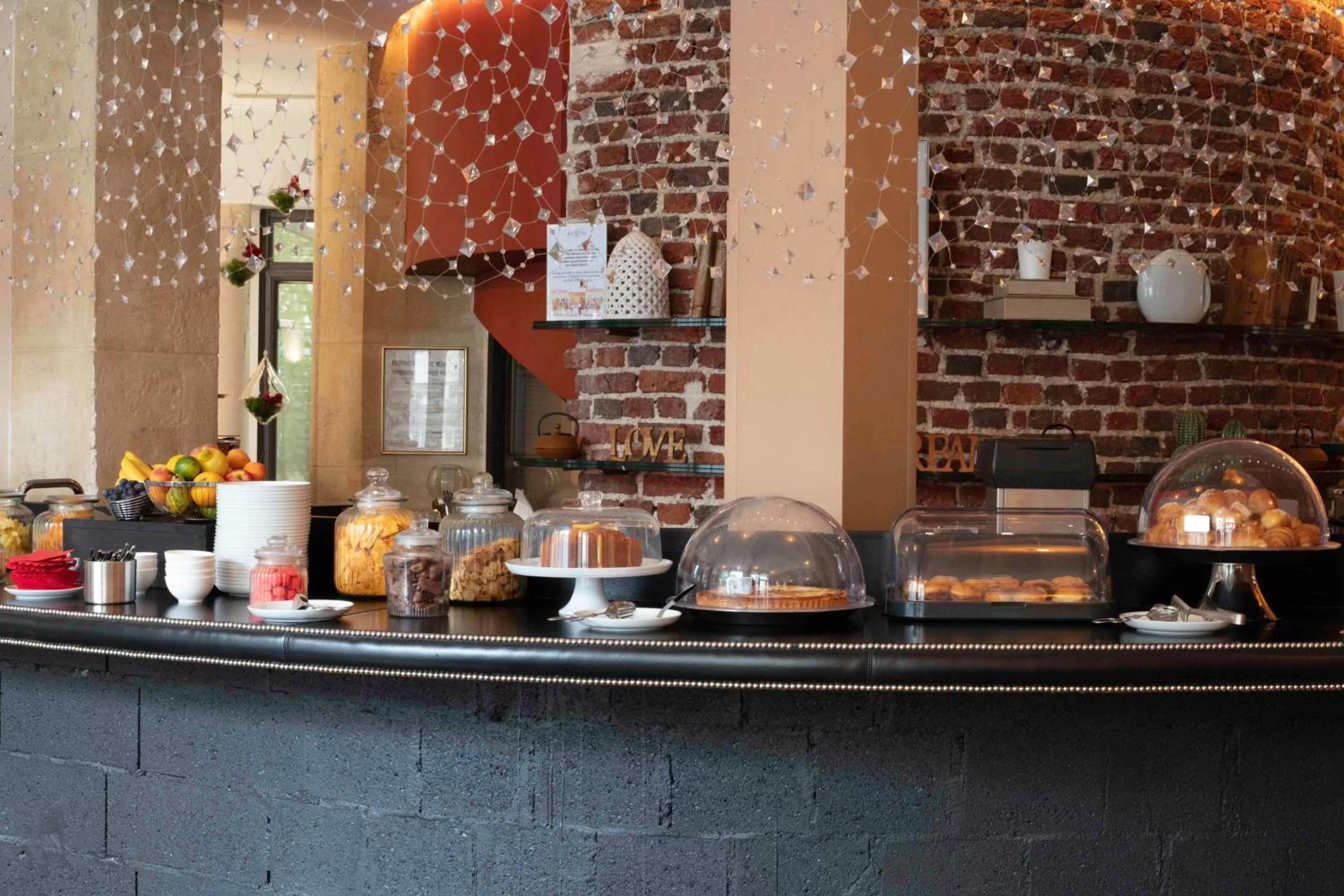 Lounge or bar in Le 123 Elysees - Astotel