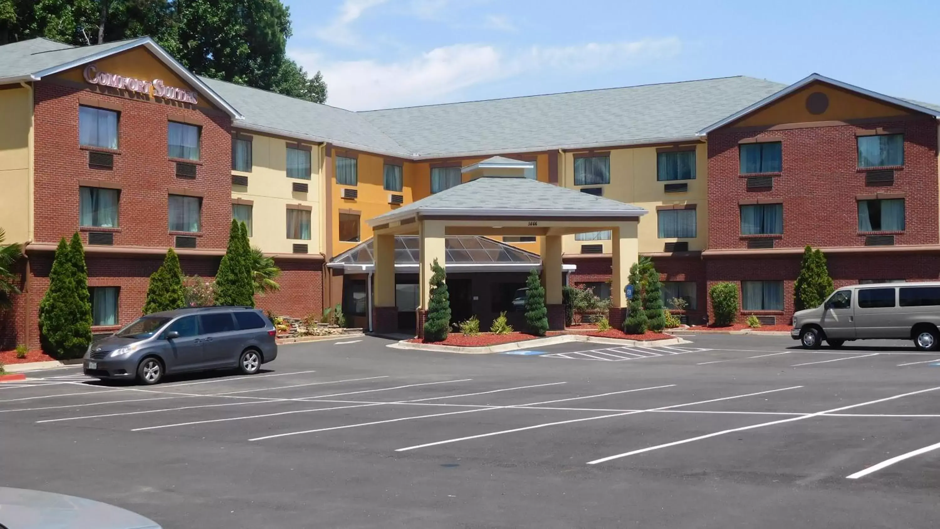 Facade/entrance, Property Building in Comfort Suites Morrow- Atlanta South