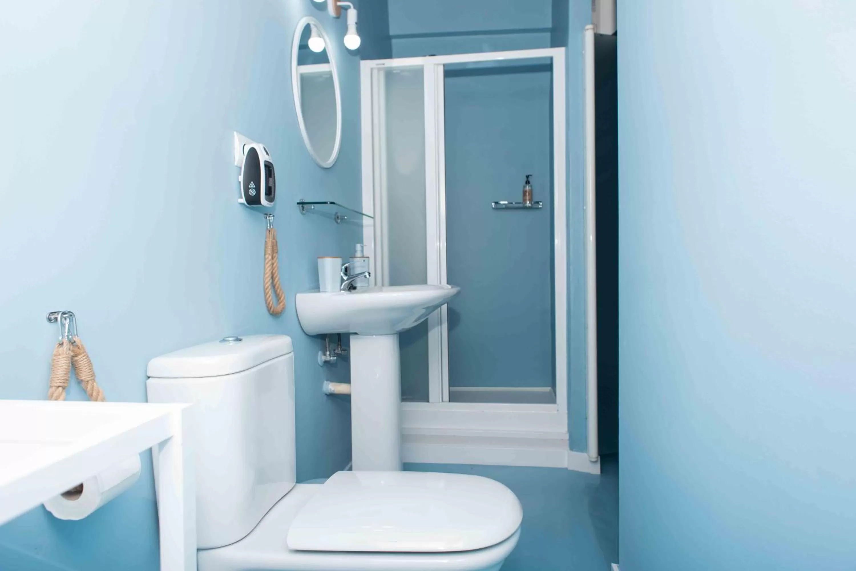 Bathroom in Hotel Almunia