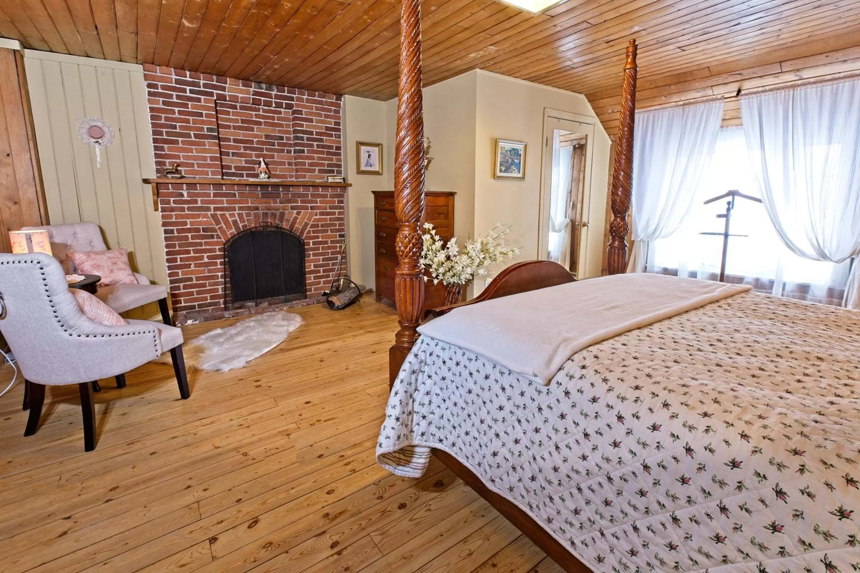 Photo of the whole room, Bed in Auberge sur la Côte
