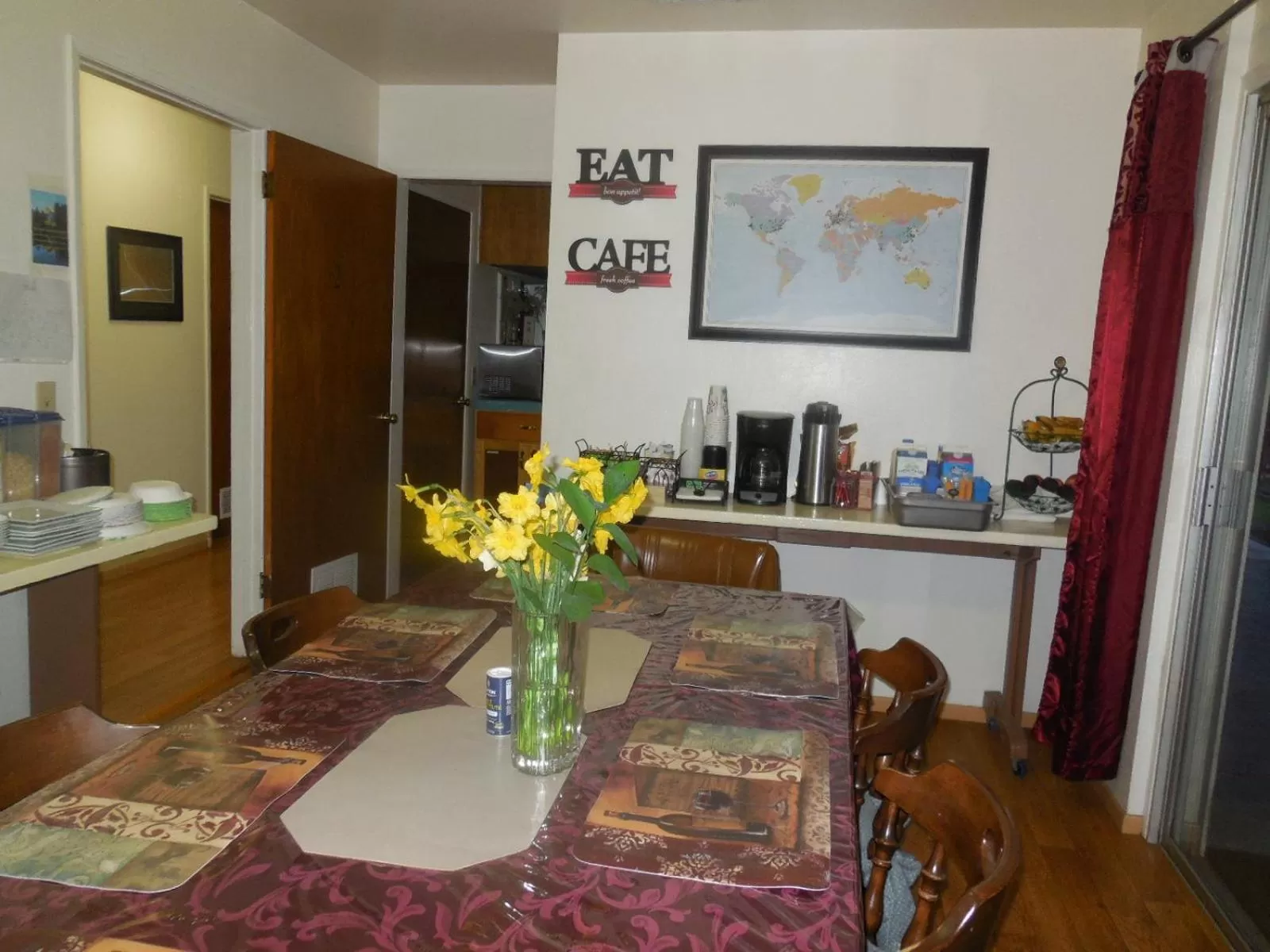 Food and drinks, Seating Area in Yosemite Paradise Inn