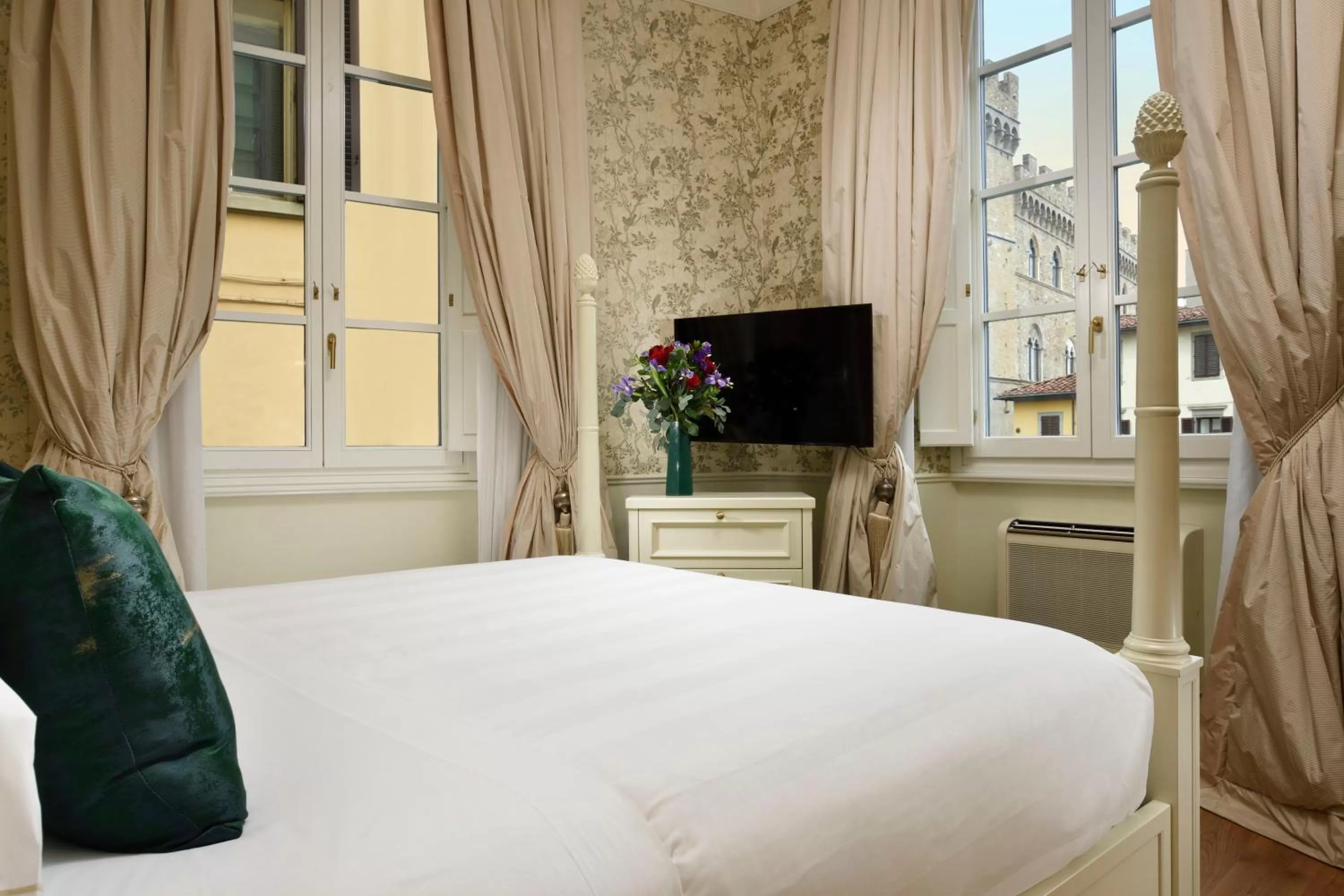 Bed in San Firenze Suites & Spa