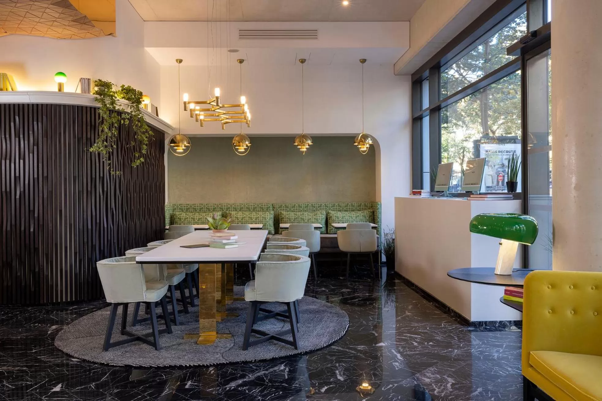 Communal lounge/ TV room in Quinzerie hôtel