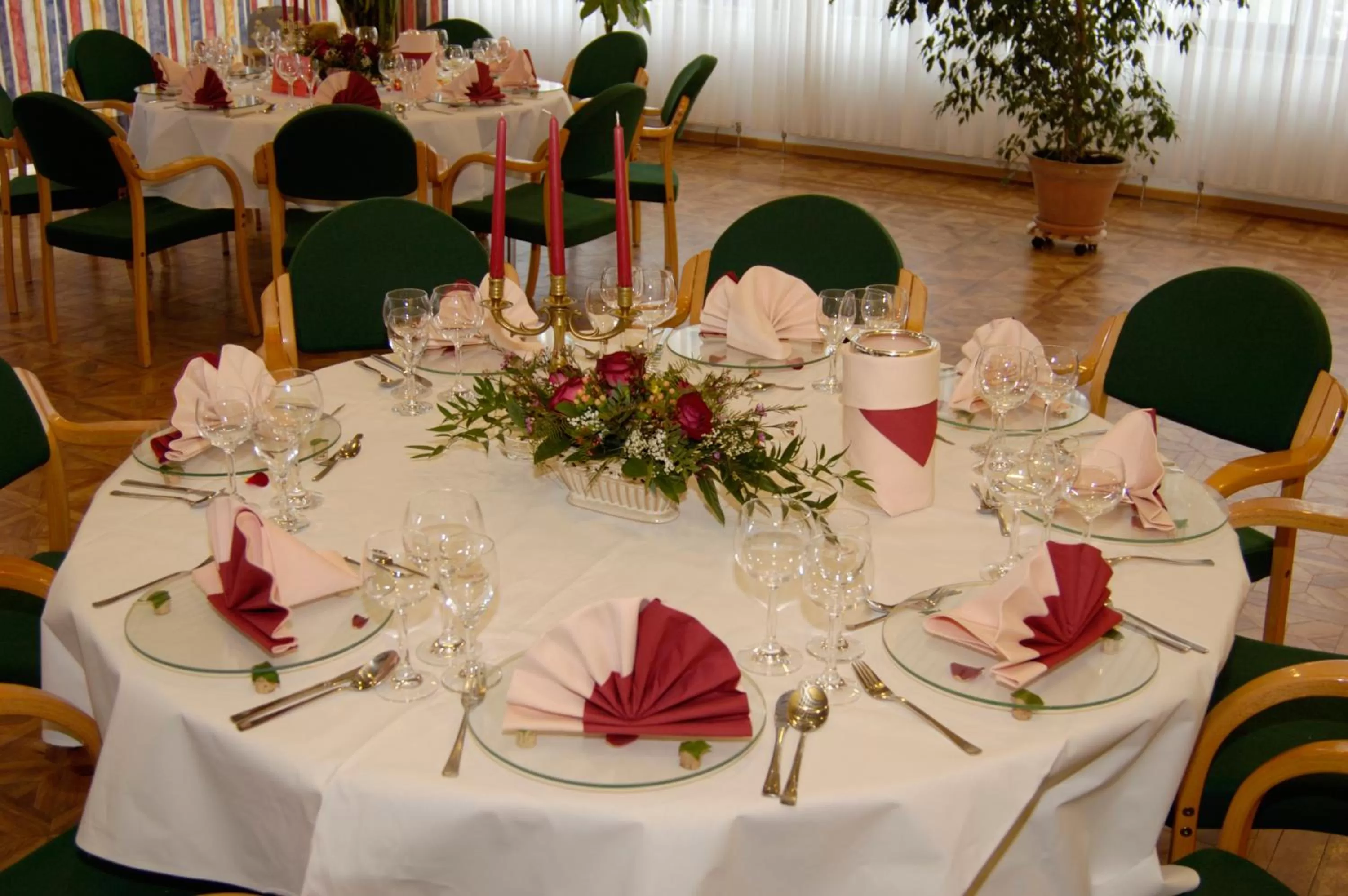 Restaurant/places to eat in Hotel Goldflair am Rathaus