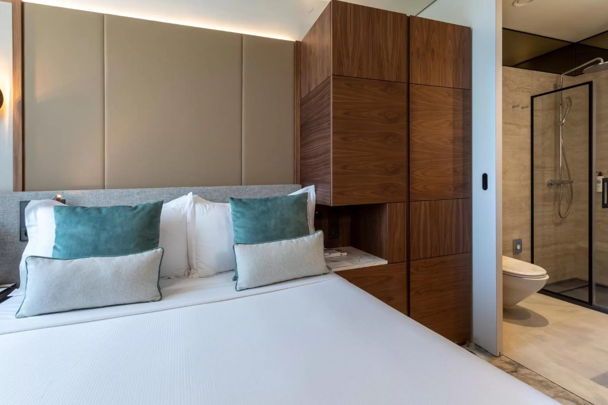 Photo of the whole room, Bed in InterContinental Paris Champs Elysées Etoile by IHG