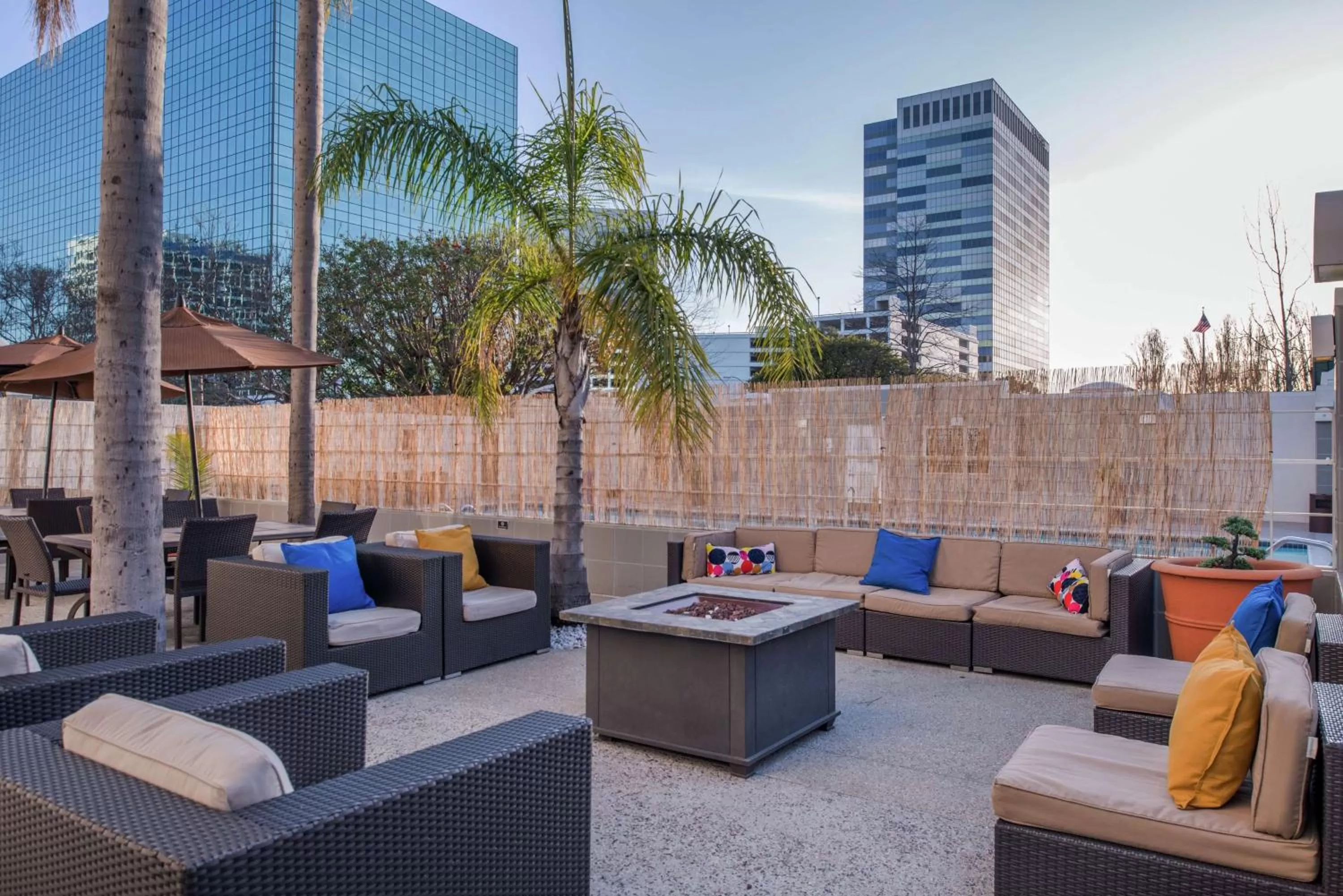 Patio in DoubleTree by Hilton LAX - El Segundo