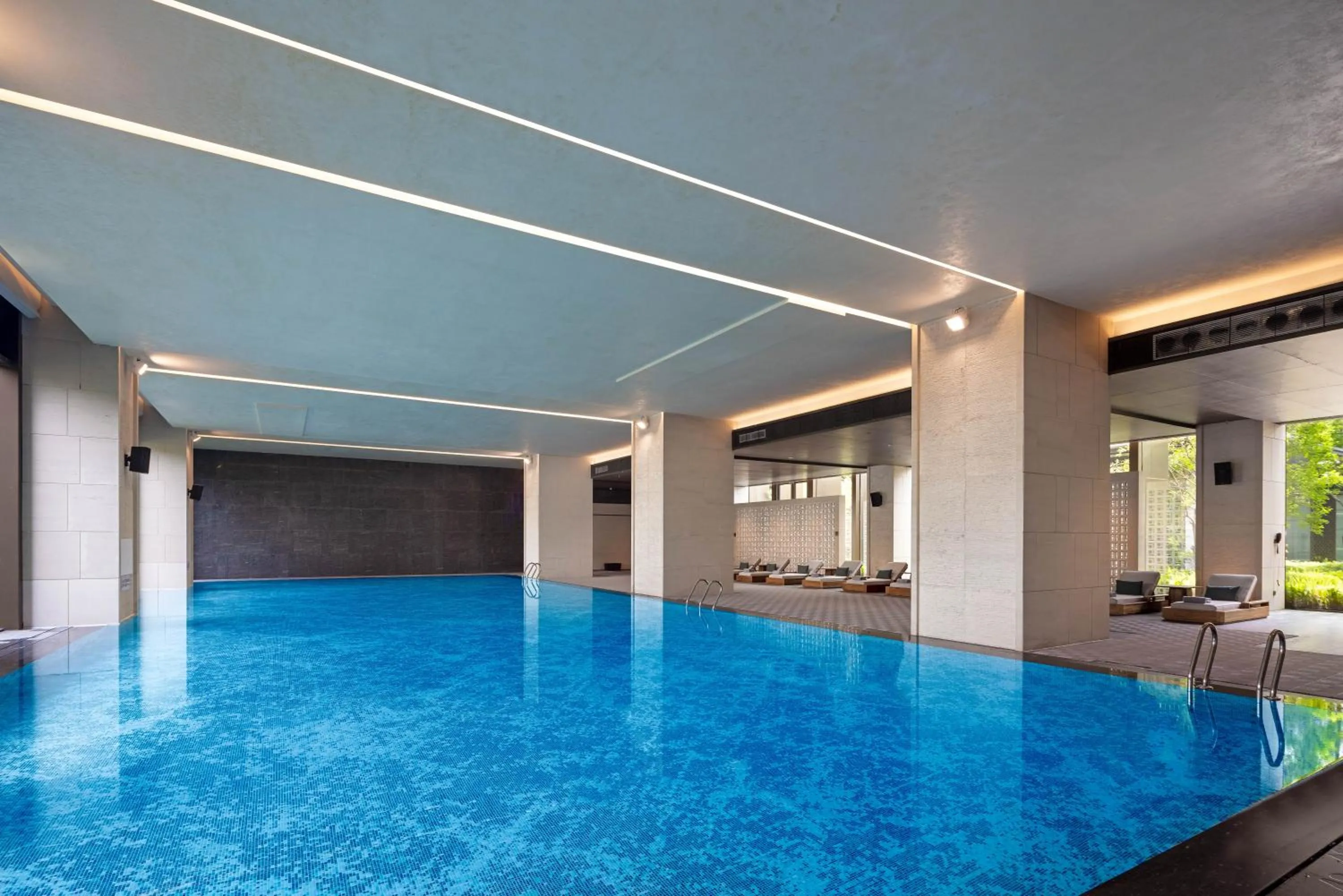 Swimming pool in Guangzhou Marriott Hotel Baiyun