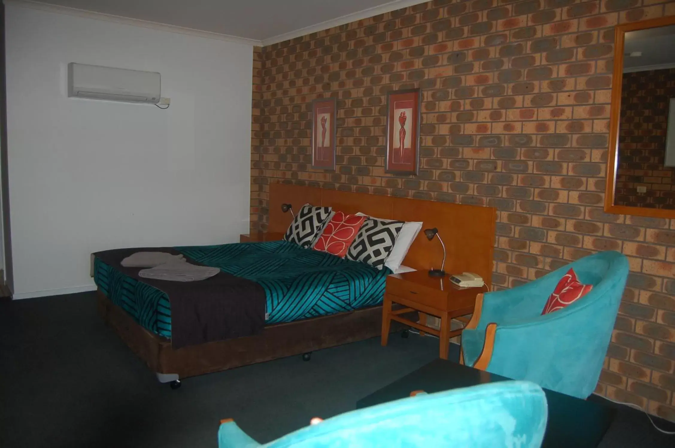 Bed in Horsham Mid City Court Motel