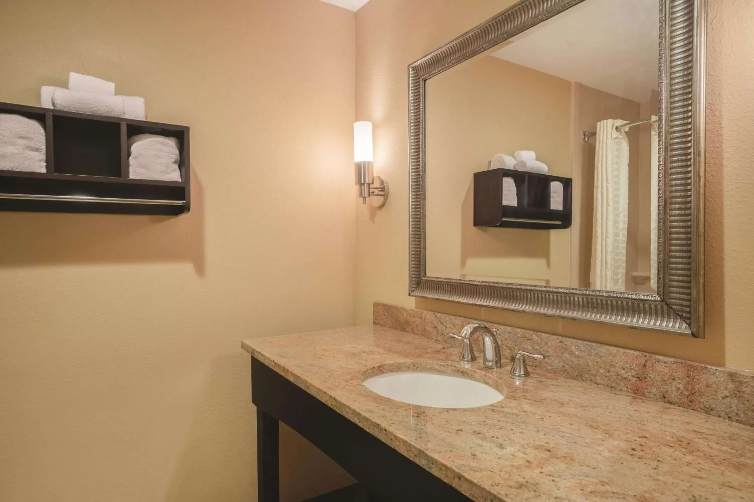 Photo of the whole room, Bathroom in La Quinta by Wyndham Verona