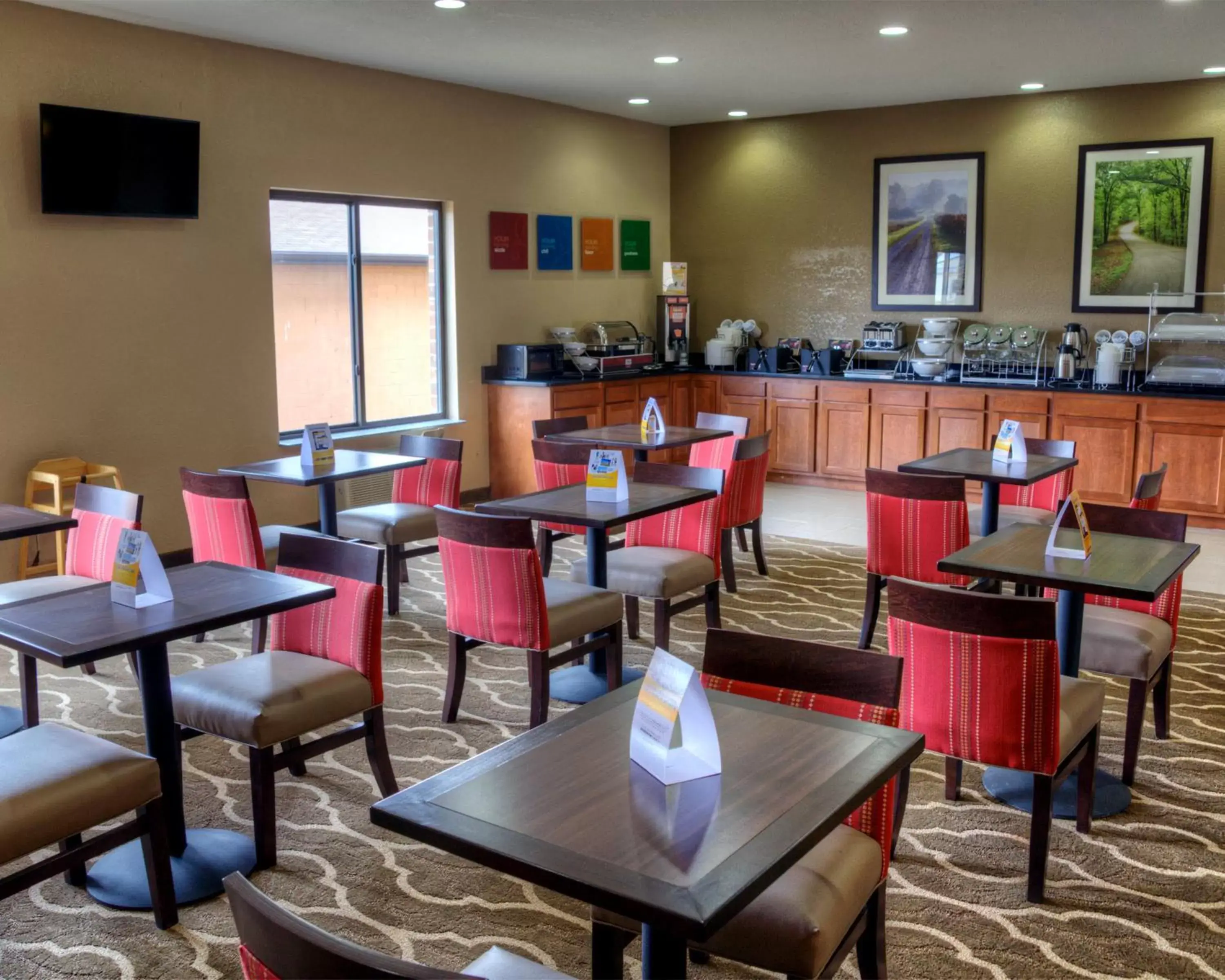 Restaurant/Places to Eat in Comfort Suites Plymouth near US-30