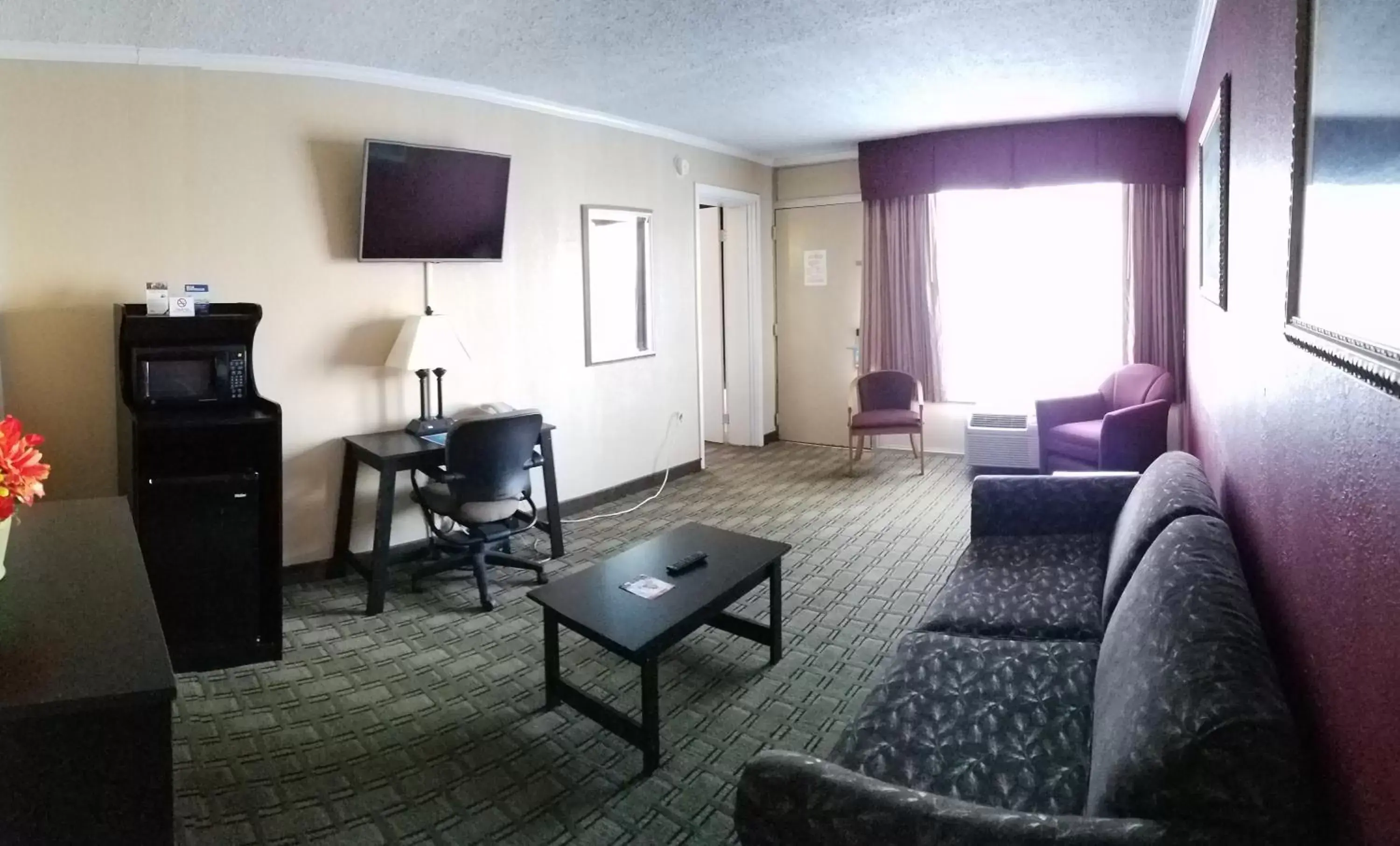 Living room, TV/Entertainment Center in Travelodge by Wyndham Beckley