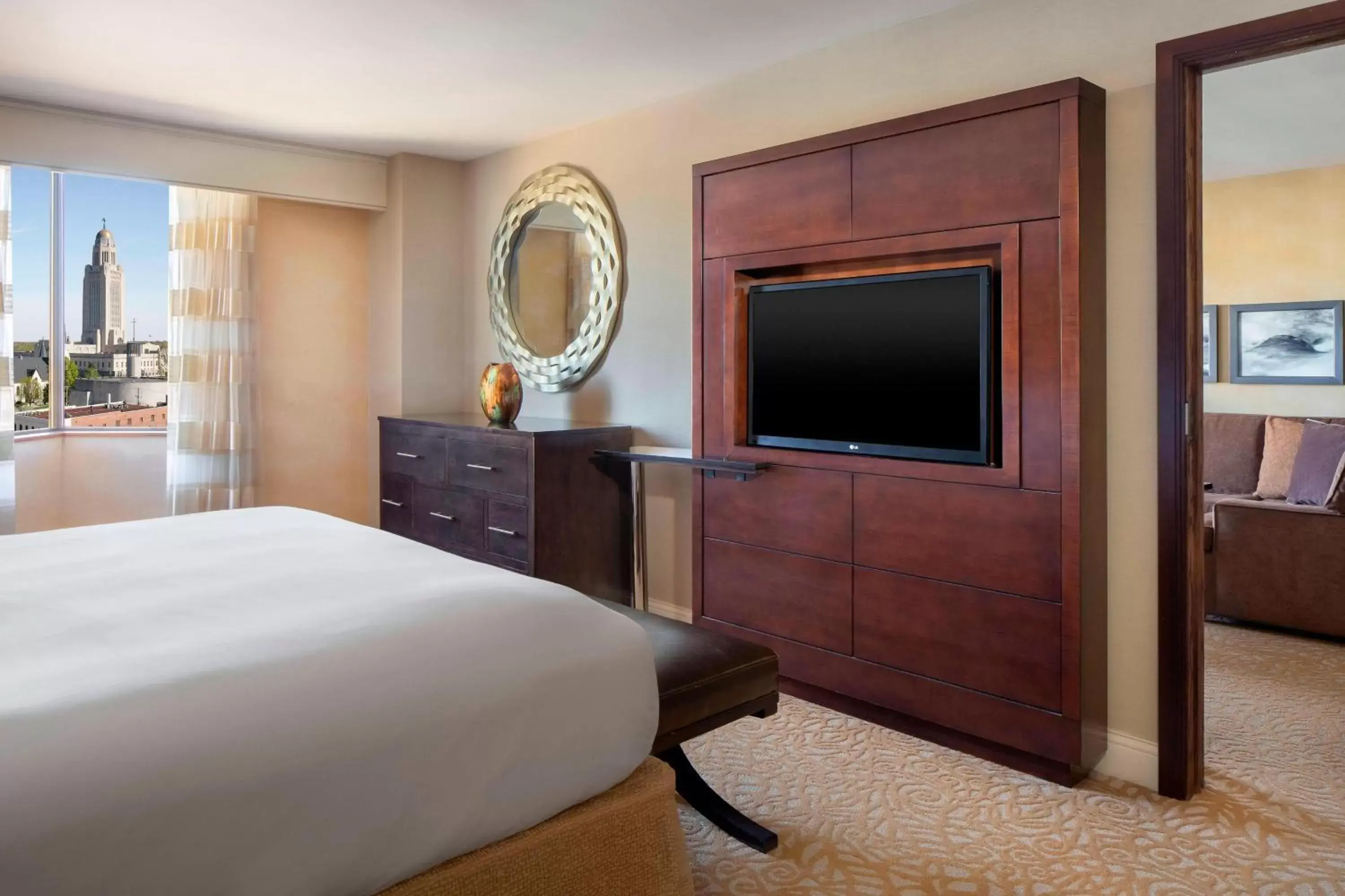 Bedroom, TV/Entertainment Center in The Lincoln Marriott Cornhusker Hotel
