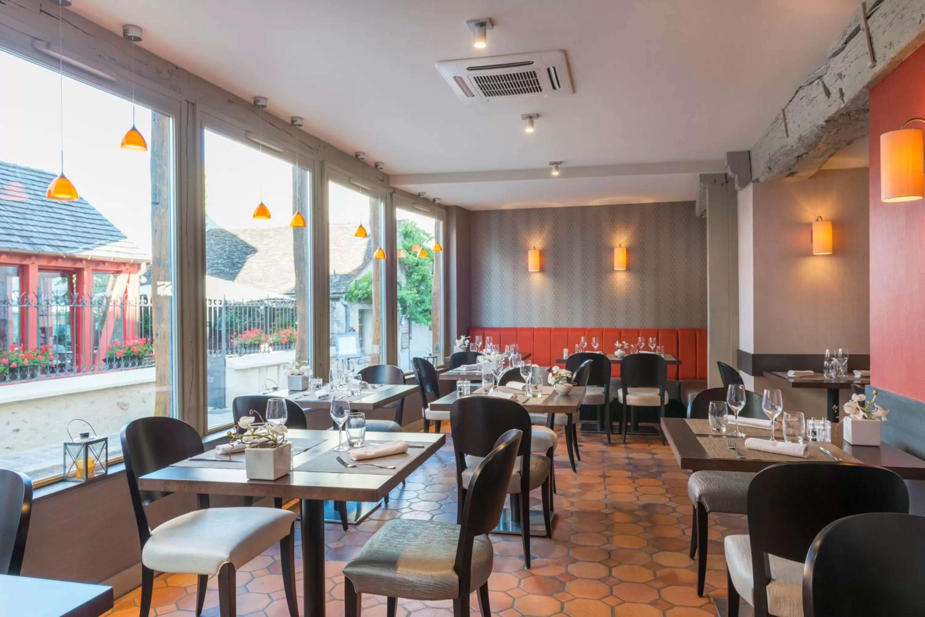 Restaurant/places to eat in Hôtel Aux Vieux Remparts, The Originals Relais