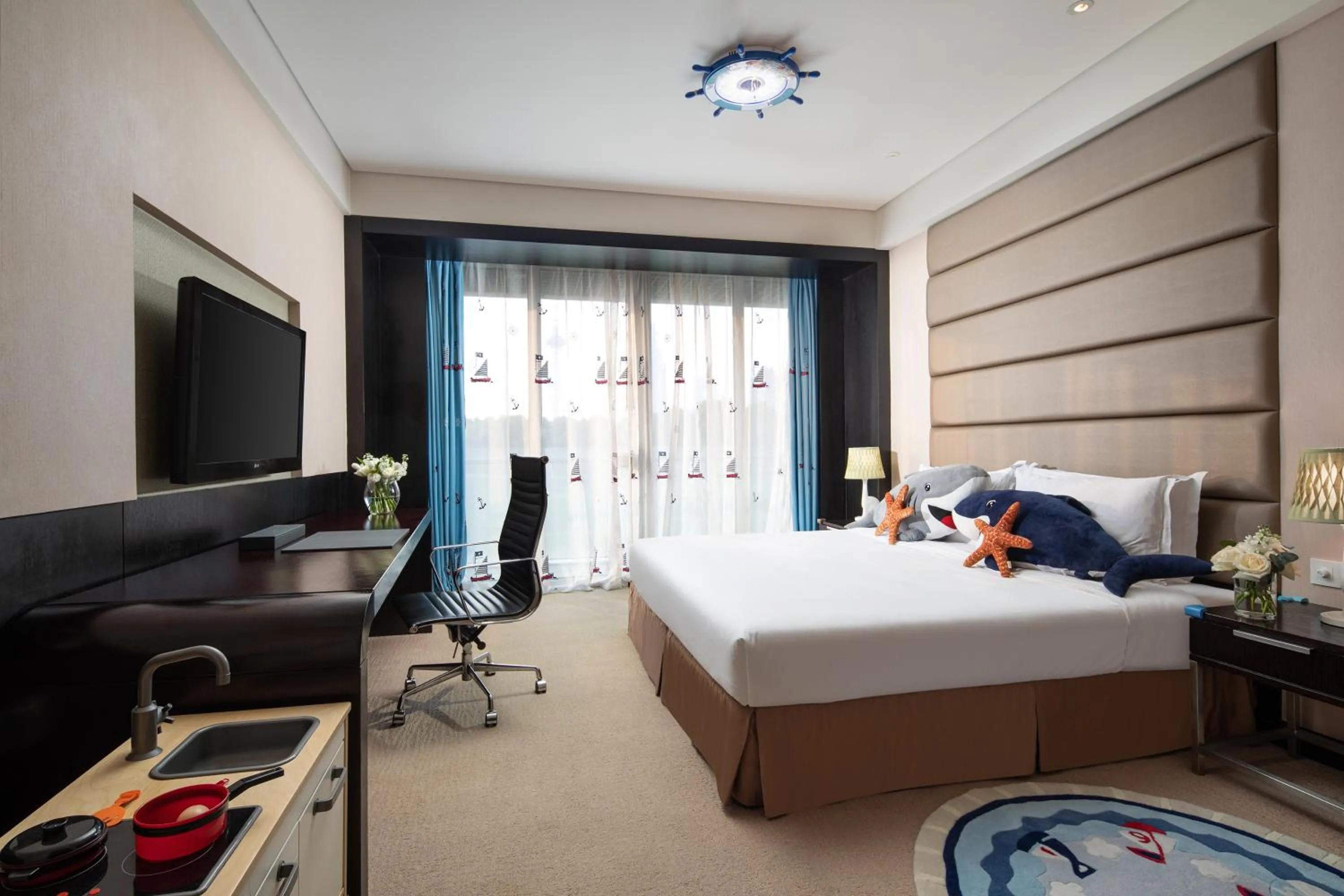 children, Bed in Crowne Plaza Shanghai Xiayang Lake by IHG