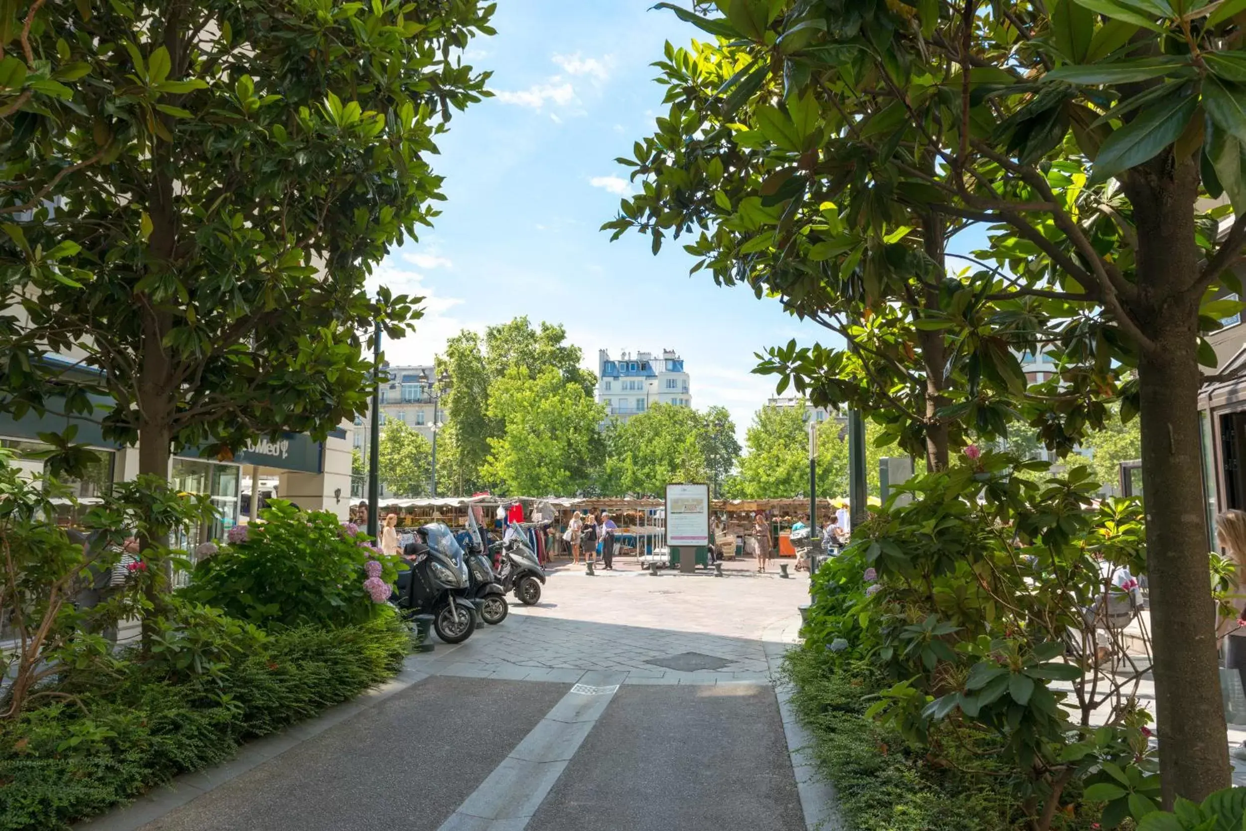 Street view in Neuilly Park Hotel