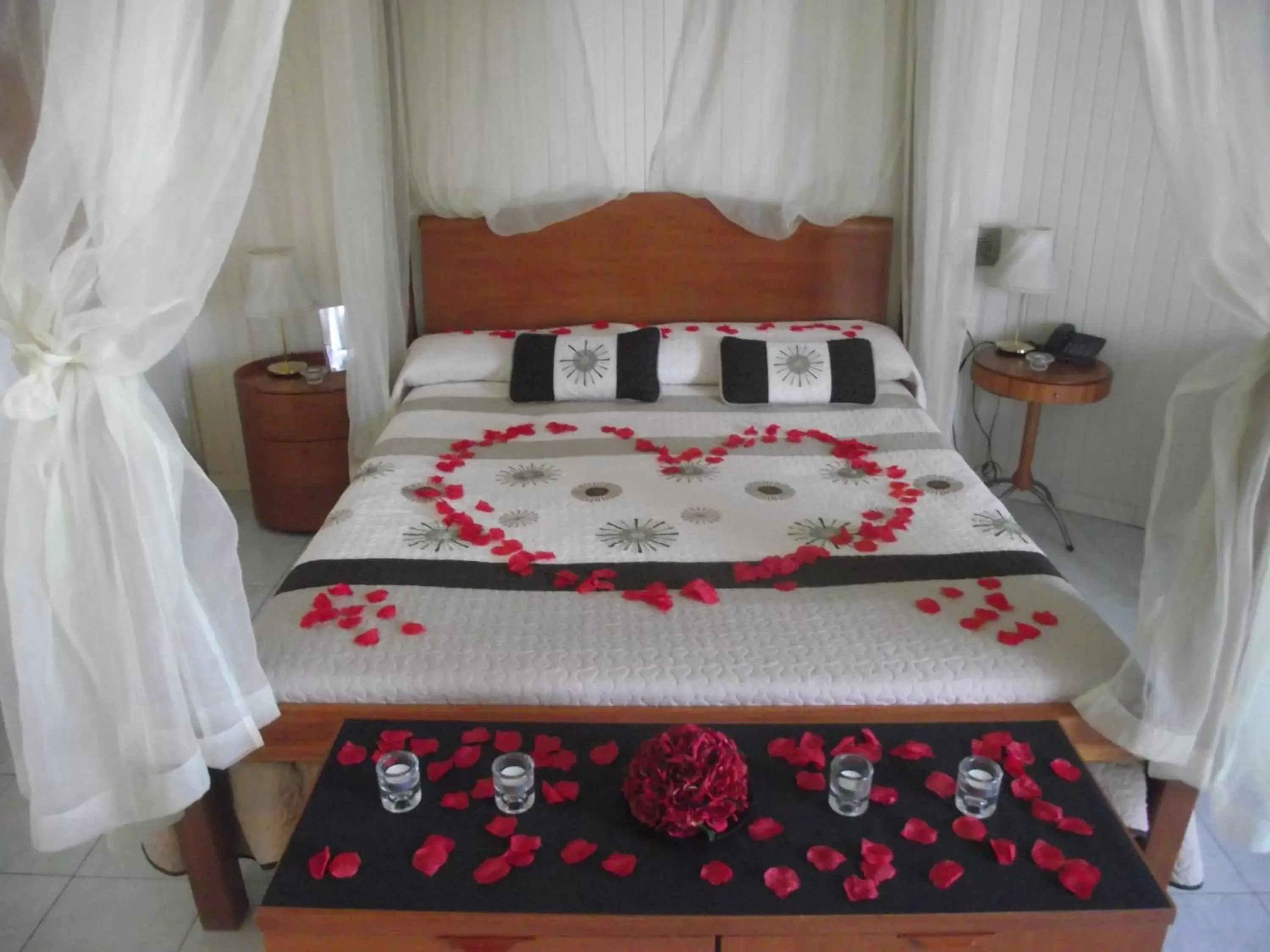 Bed in Ampuria Inn