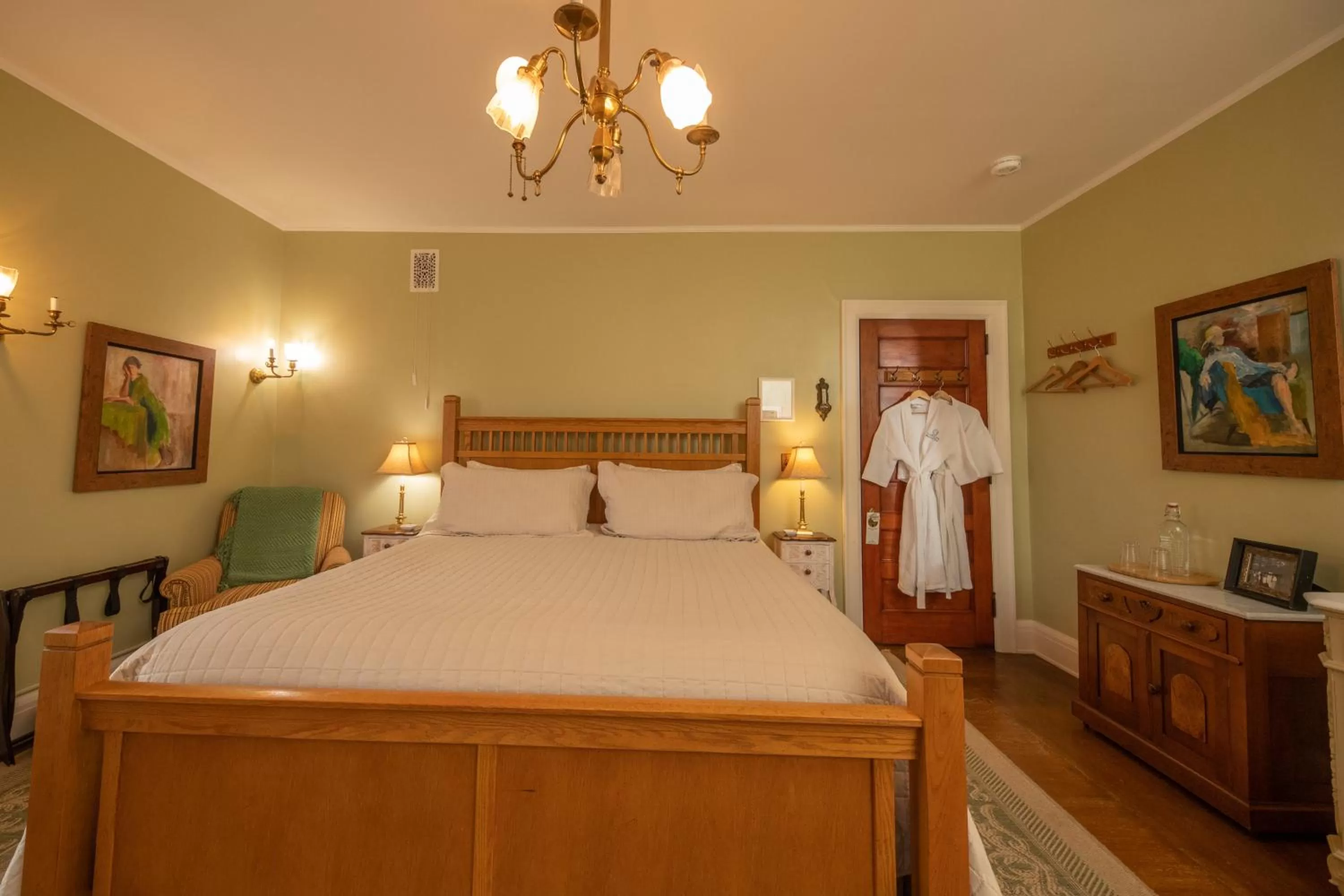 Bed in Cartier Mansion