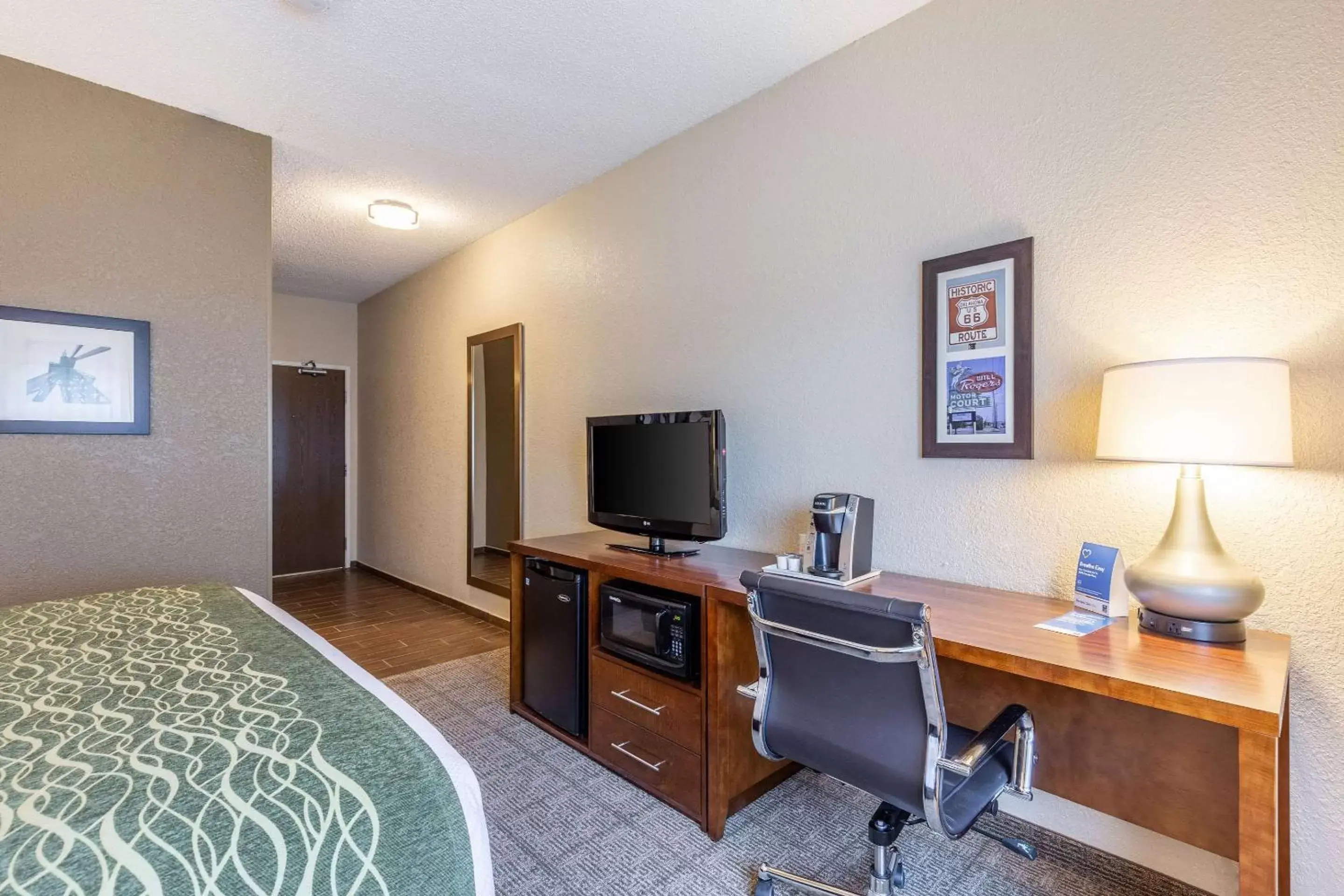 Photo of the whole room, TV/Entertainment Center in Comfort Inn South Tulsa - Woodland Hills
