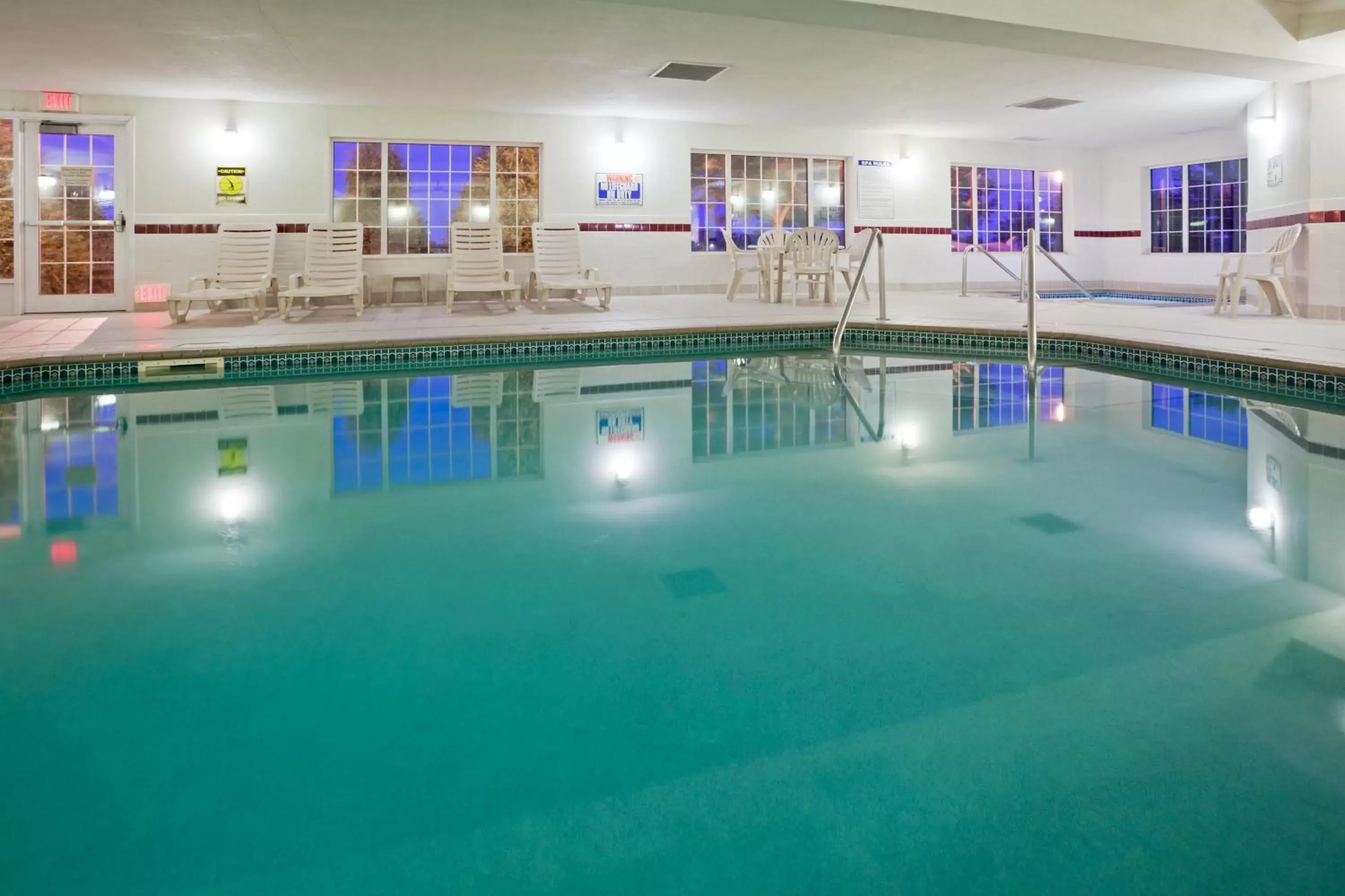 Swimming Pool in Country Inn & Suites by Radisson, Mankato Hotel and Conference Center, MN