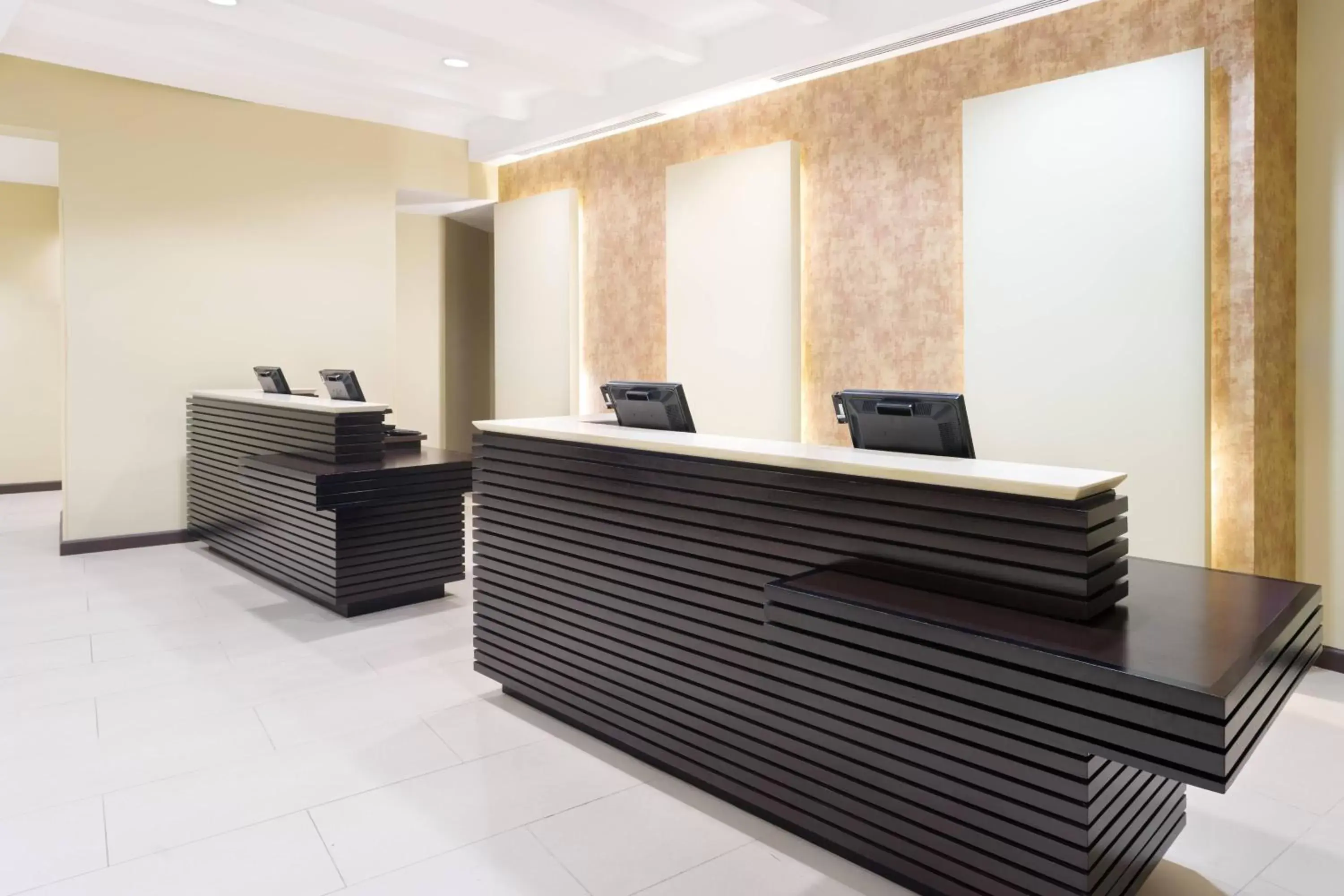 Lobby or reception, Lobby/Reception in Courtyard by Marriott Kingston, Jamaica