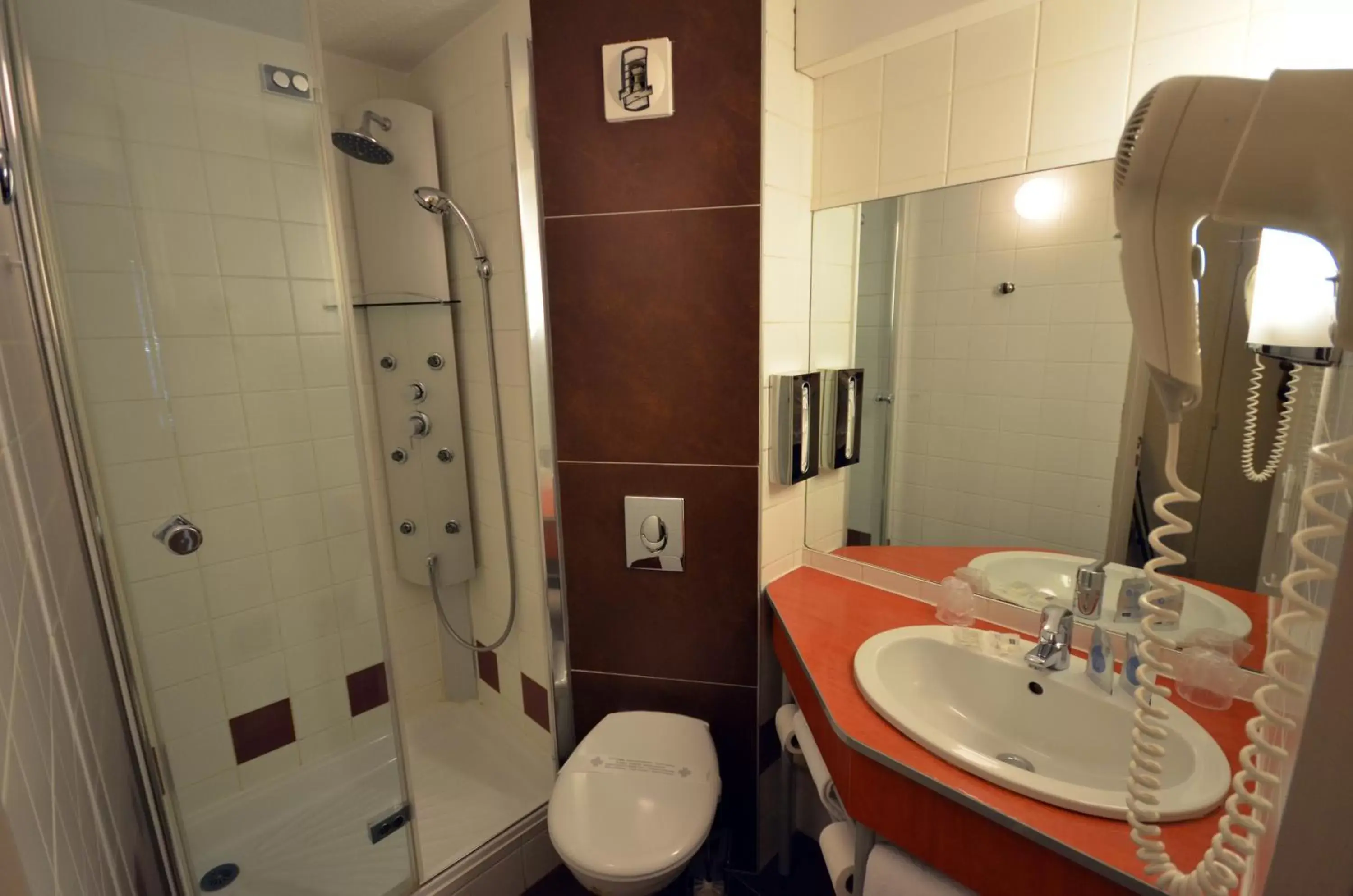 Shower, Bathroom in Kyriad Dijon Est Mirande