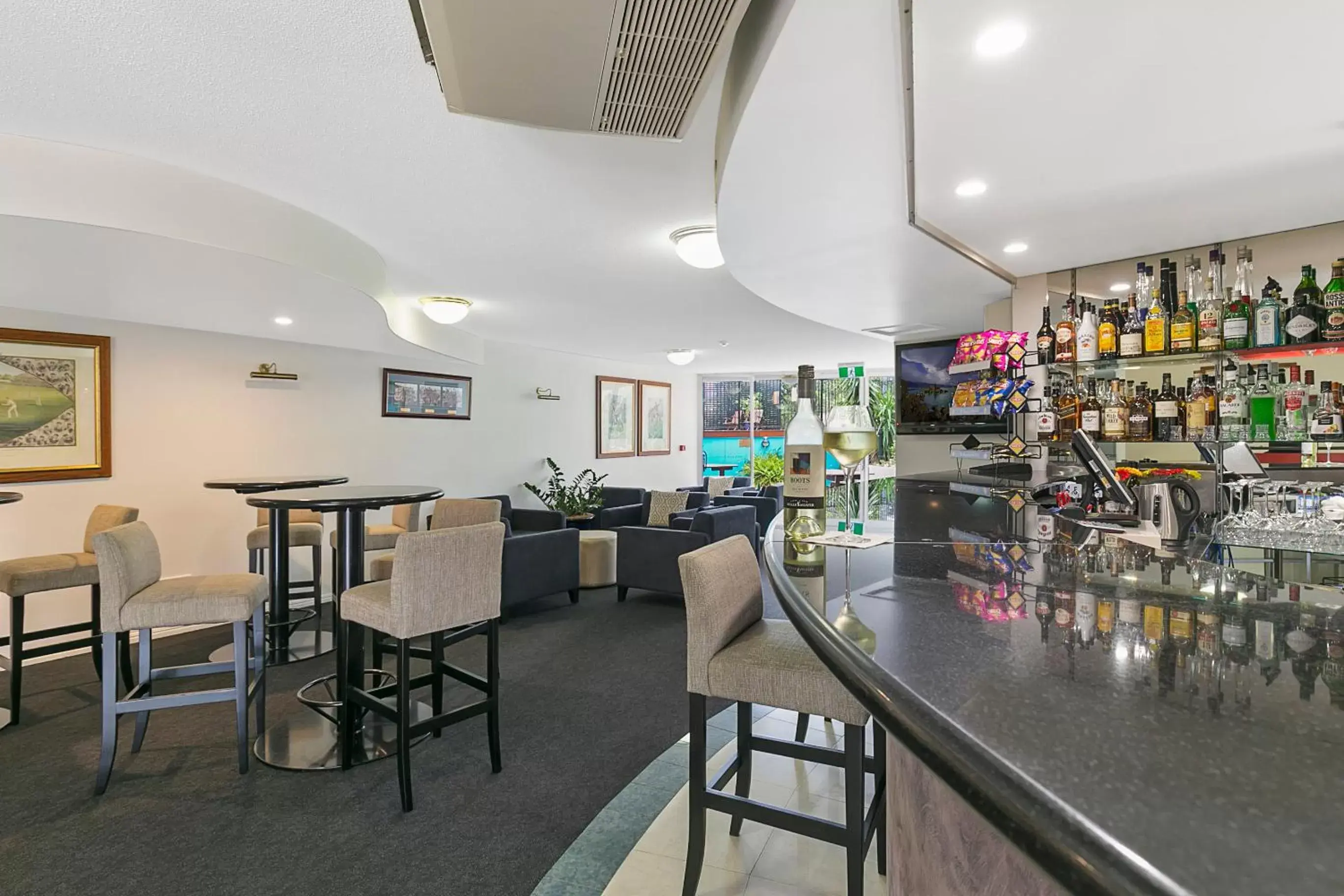 Lounge or bar, Restaurant/Places to Eat in The Wellington Apartment Hotel