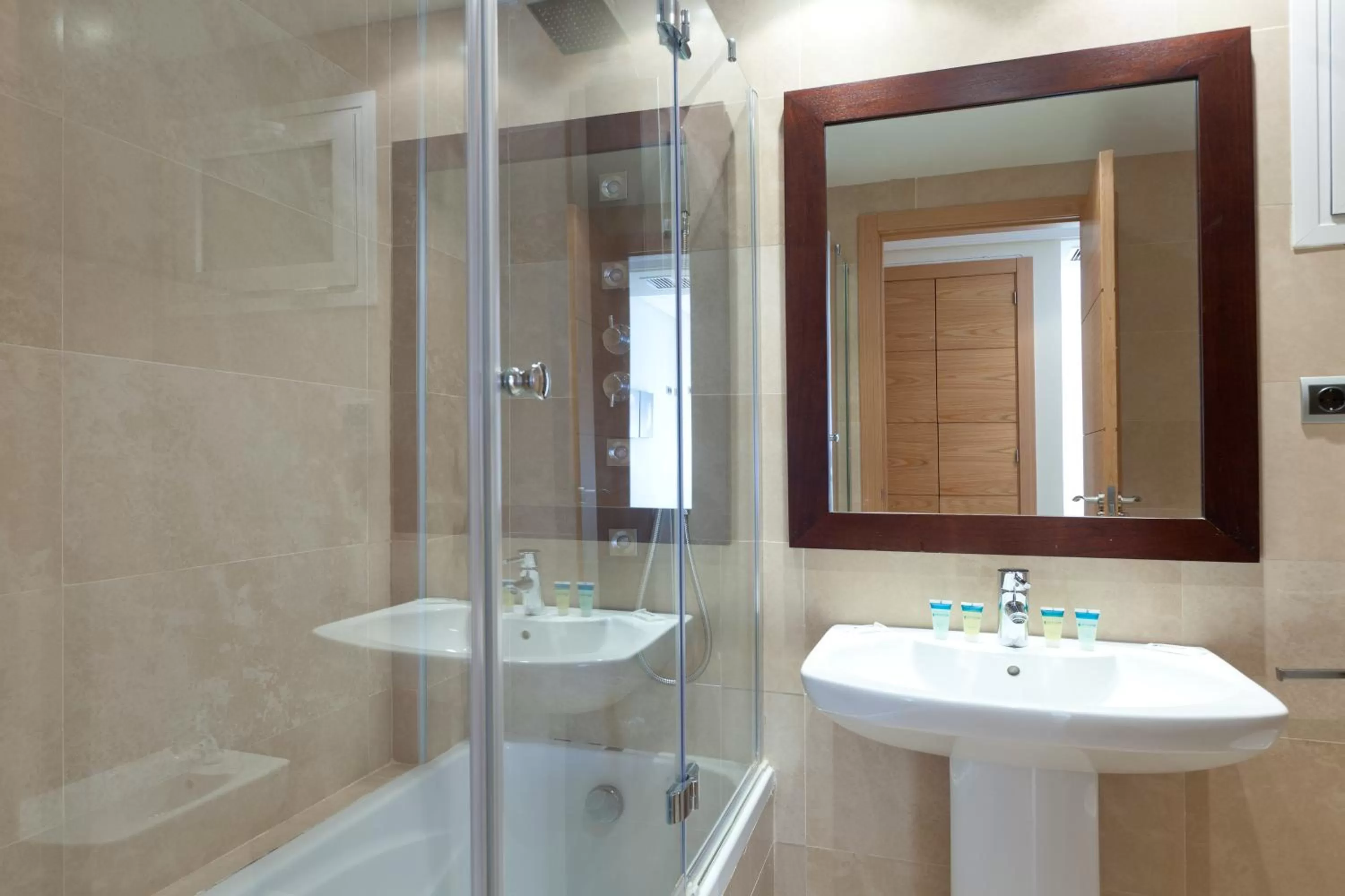 Shower in Senator Mar Menor Golf & Spa Resort