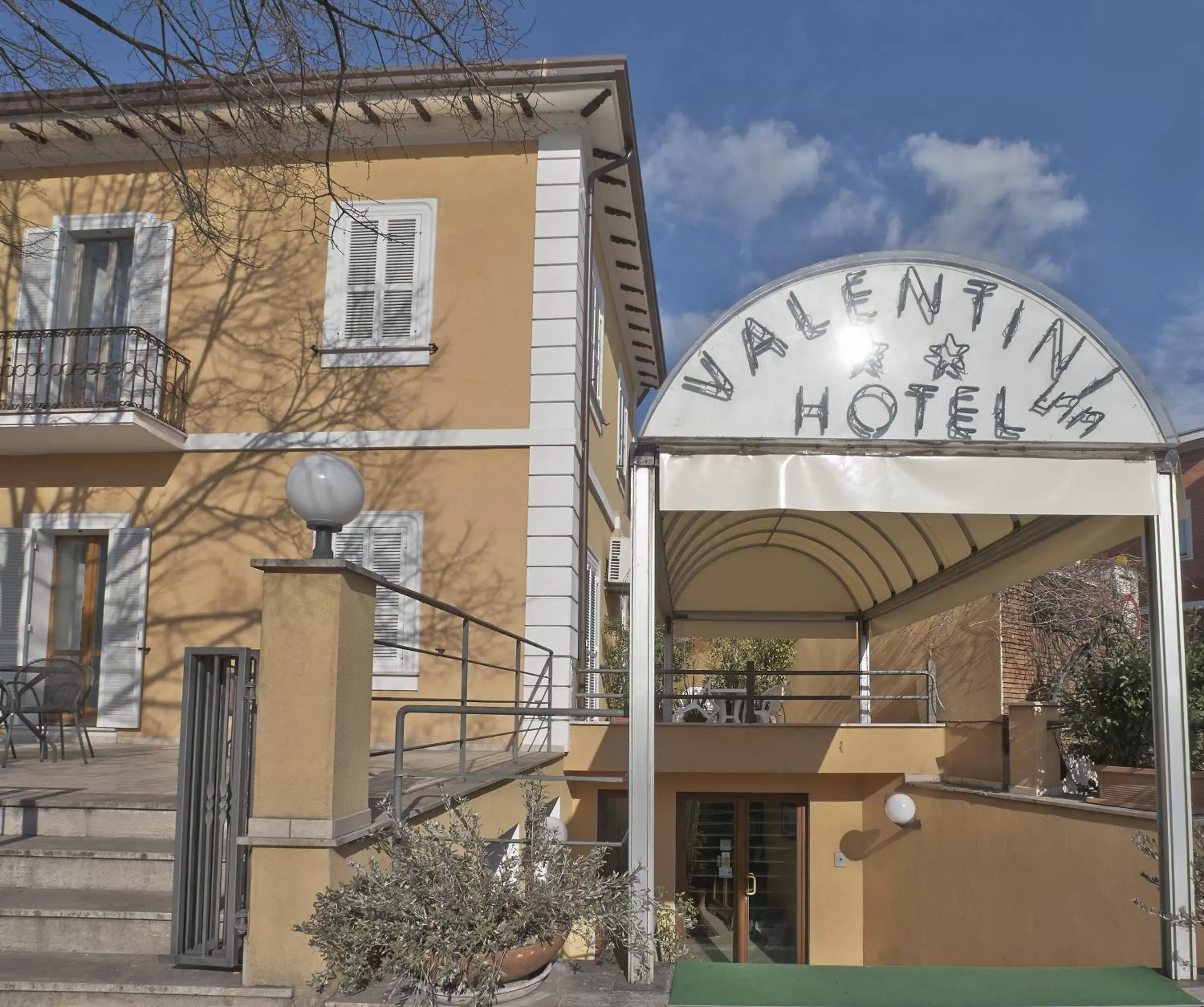 Facade/entrance, Property Building in Hotel Valentini Inn