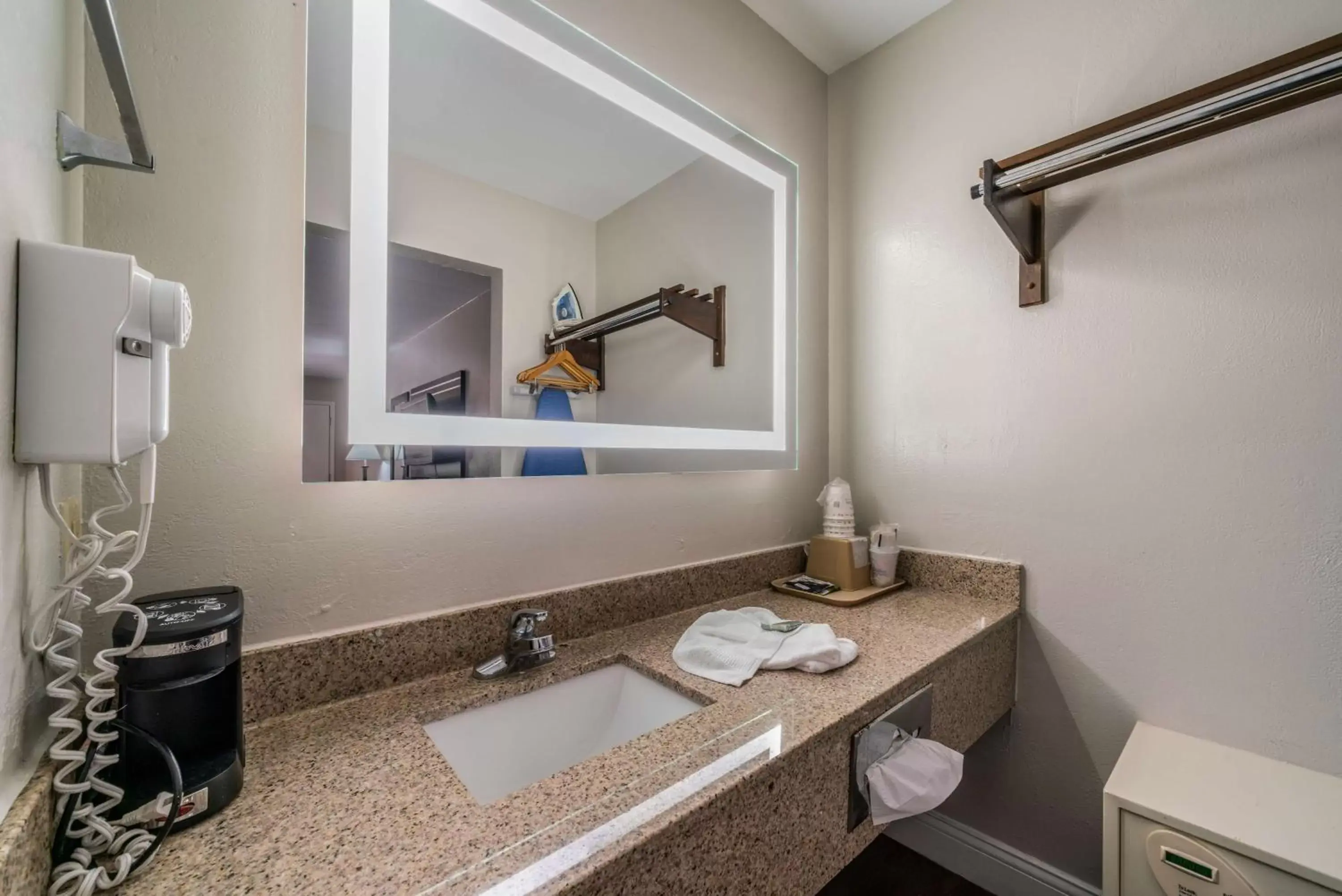 Photo of the whole room, Bathroom in Best Western Inn of Jasper