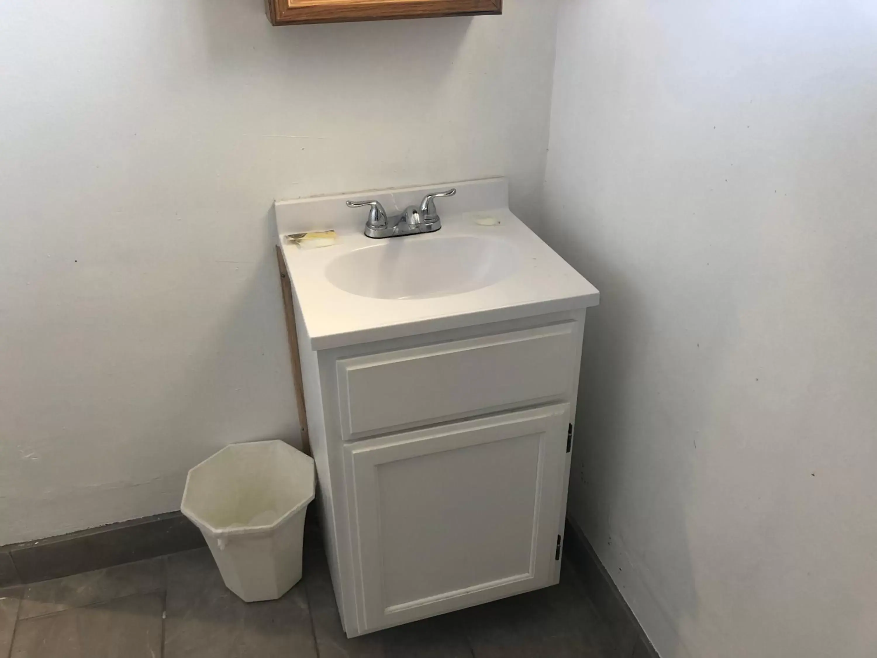 Bathroom in King Castle Motel