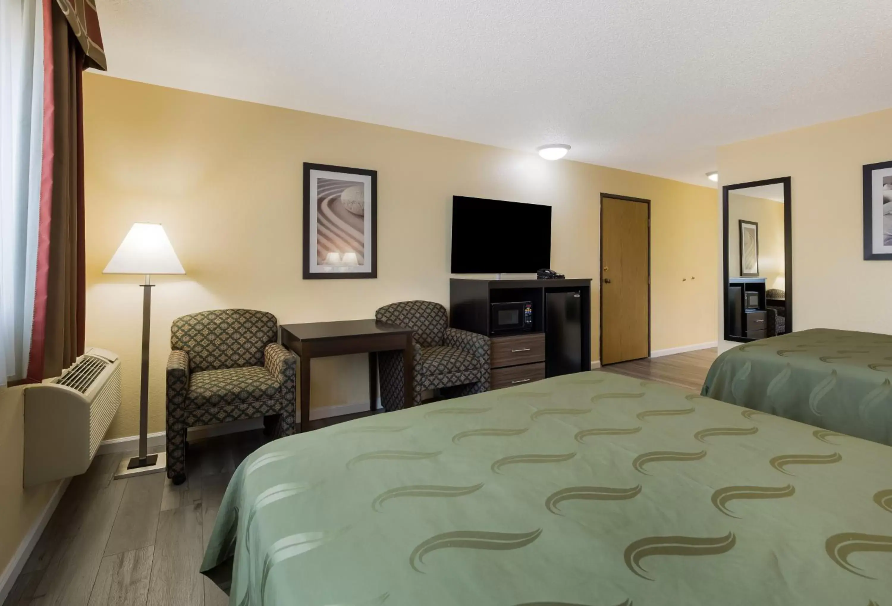 TV and multimedia, Bed in Quality Inn & Suites Medford Airport