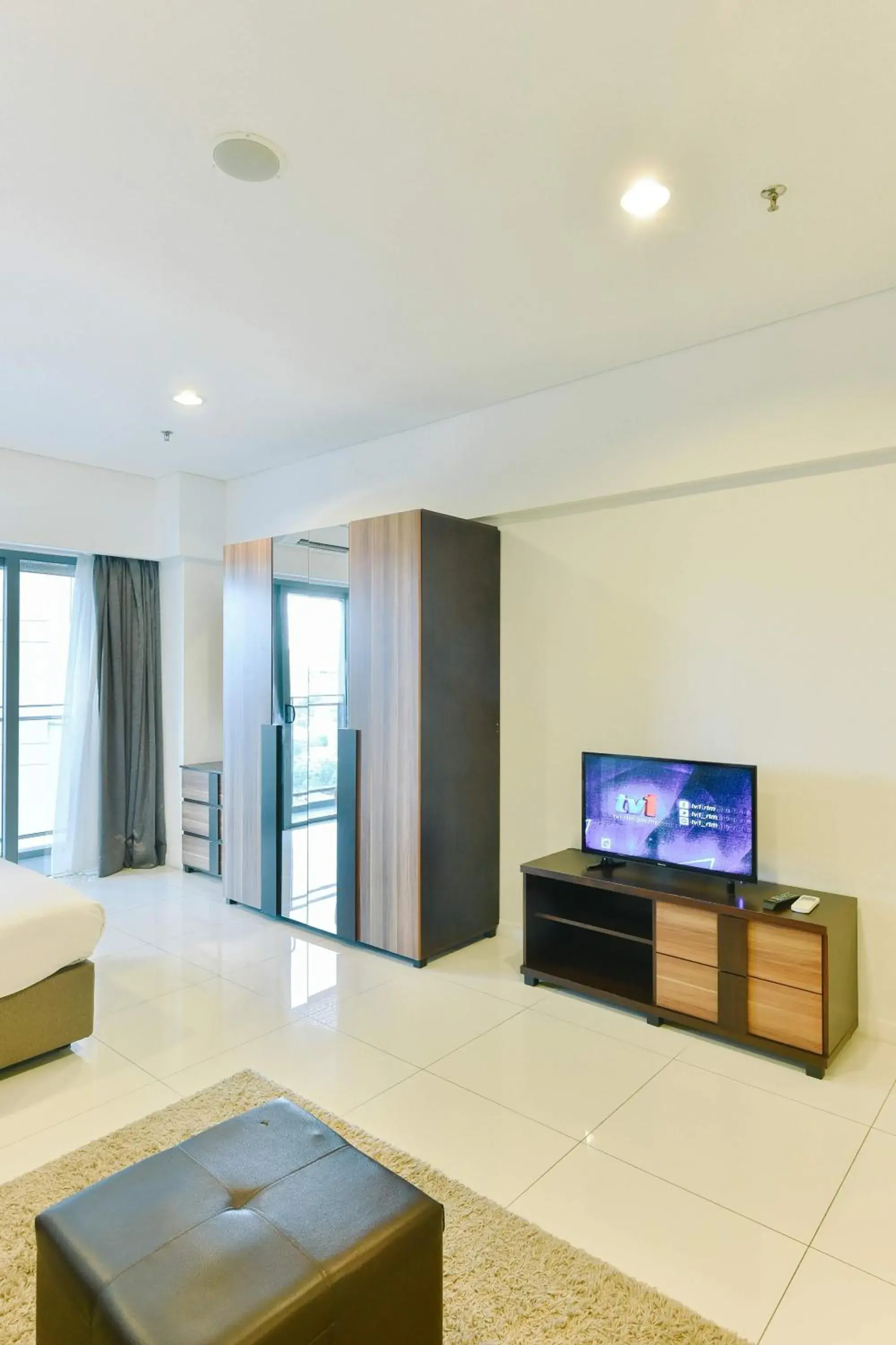 Living room, TV/Entertainment Center in Summer Suites Residences by Subhome