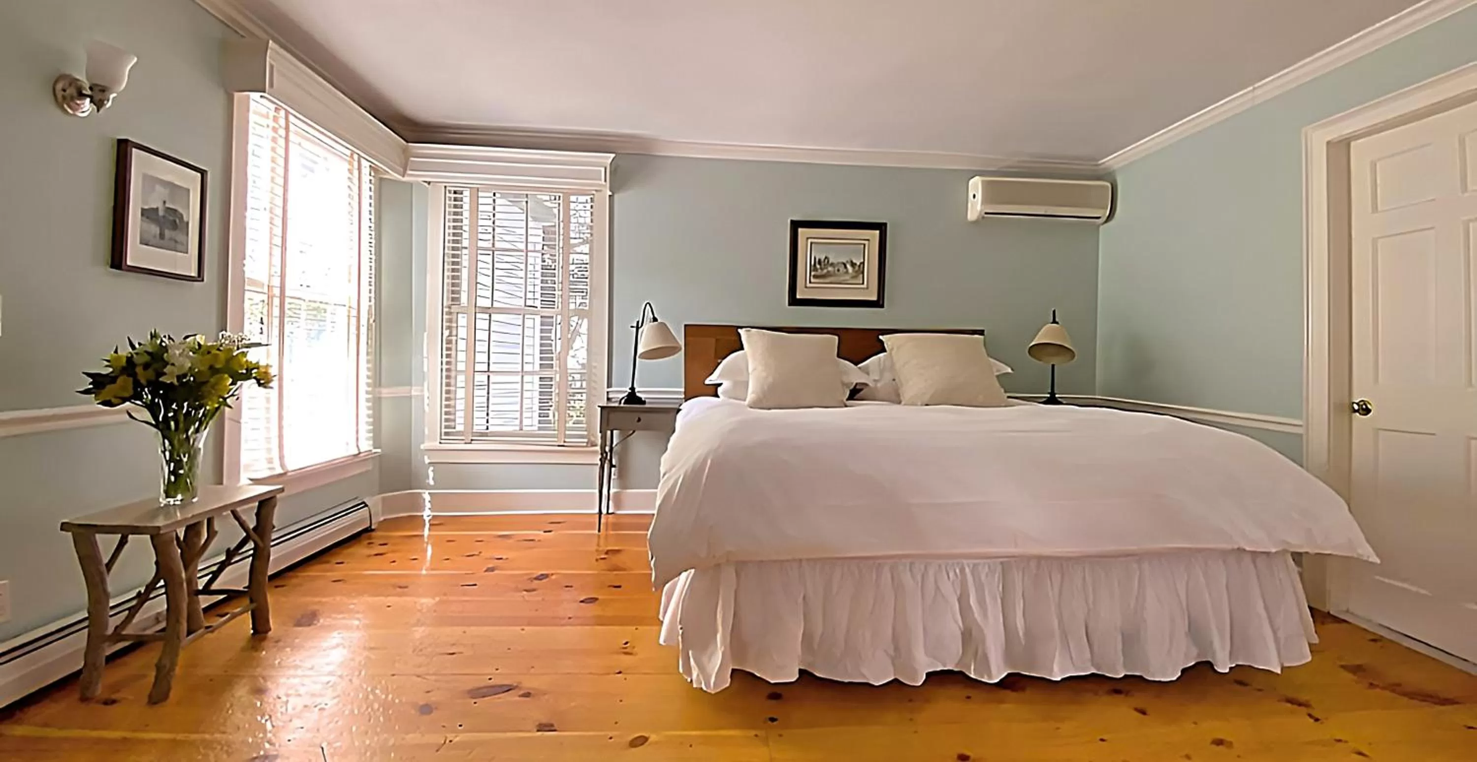 Bed in Four Columns Inn