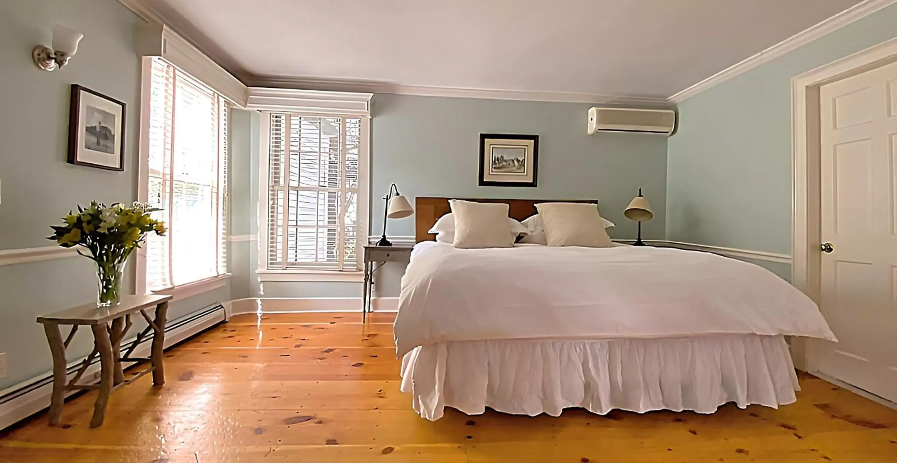 King Room in Four Columns Inn King Room in Four Columns Inn