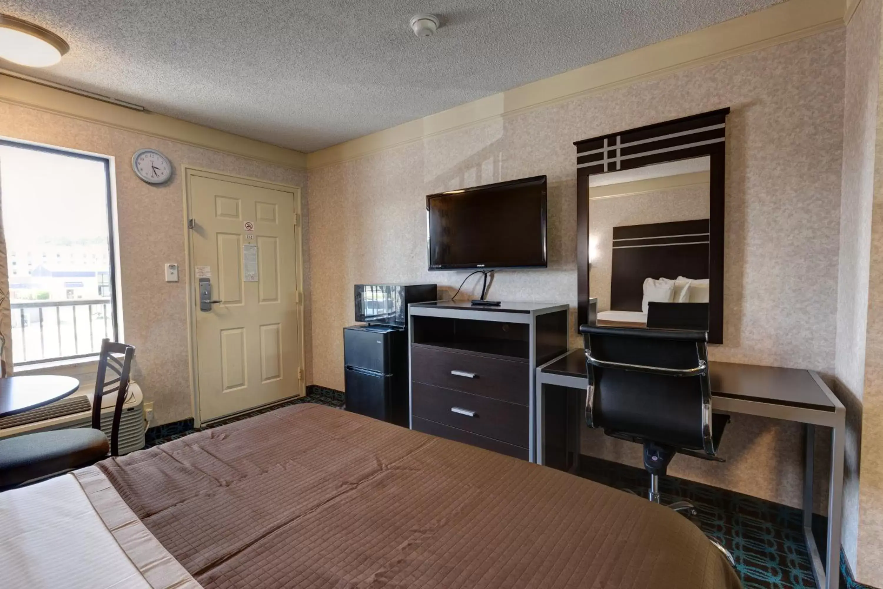 Area and facilities, TV/Entertainment Center in Deluxe Inn - Fayetteville I-95